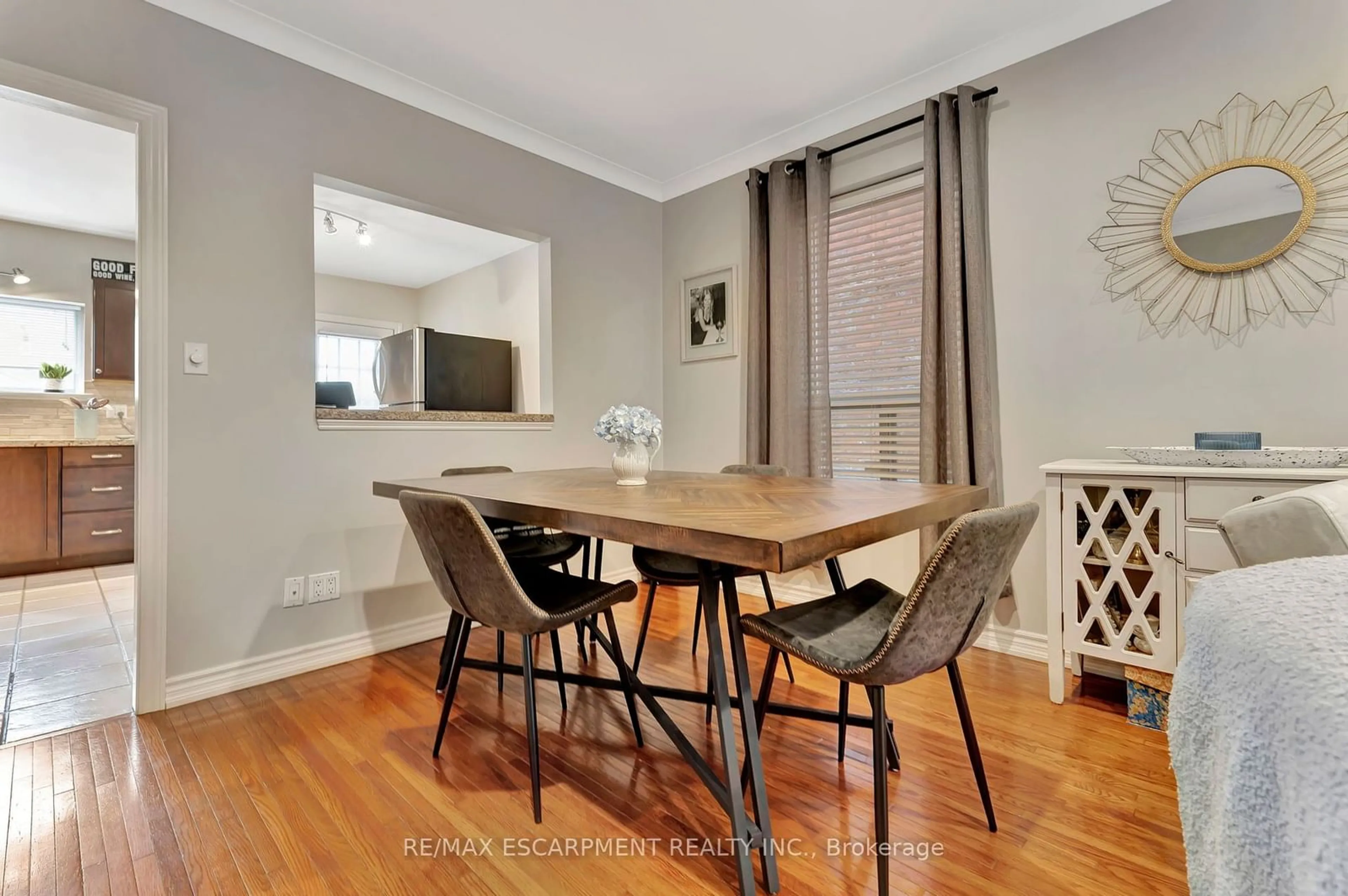 Dining room for 76 Oxford St, Hamilton Ontario L8R 2X1