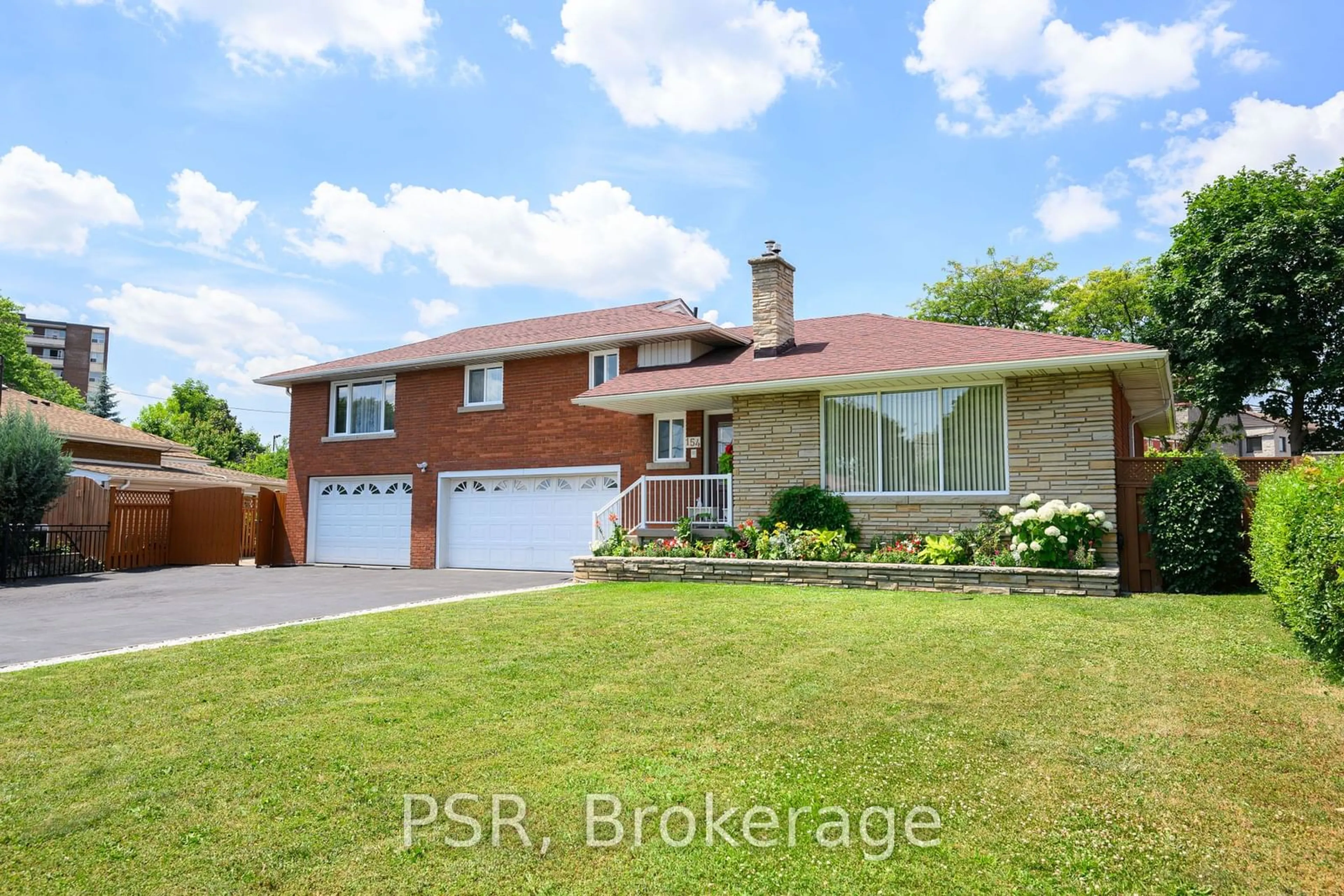 Frontside or backside of a home for 154 Gainsborough Rd, Hamilton Ontario L8E 1E5