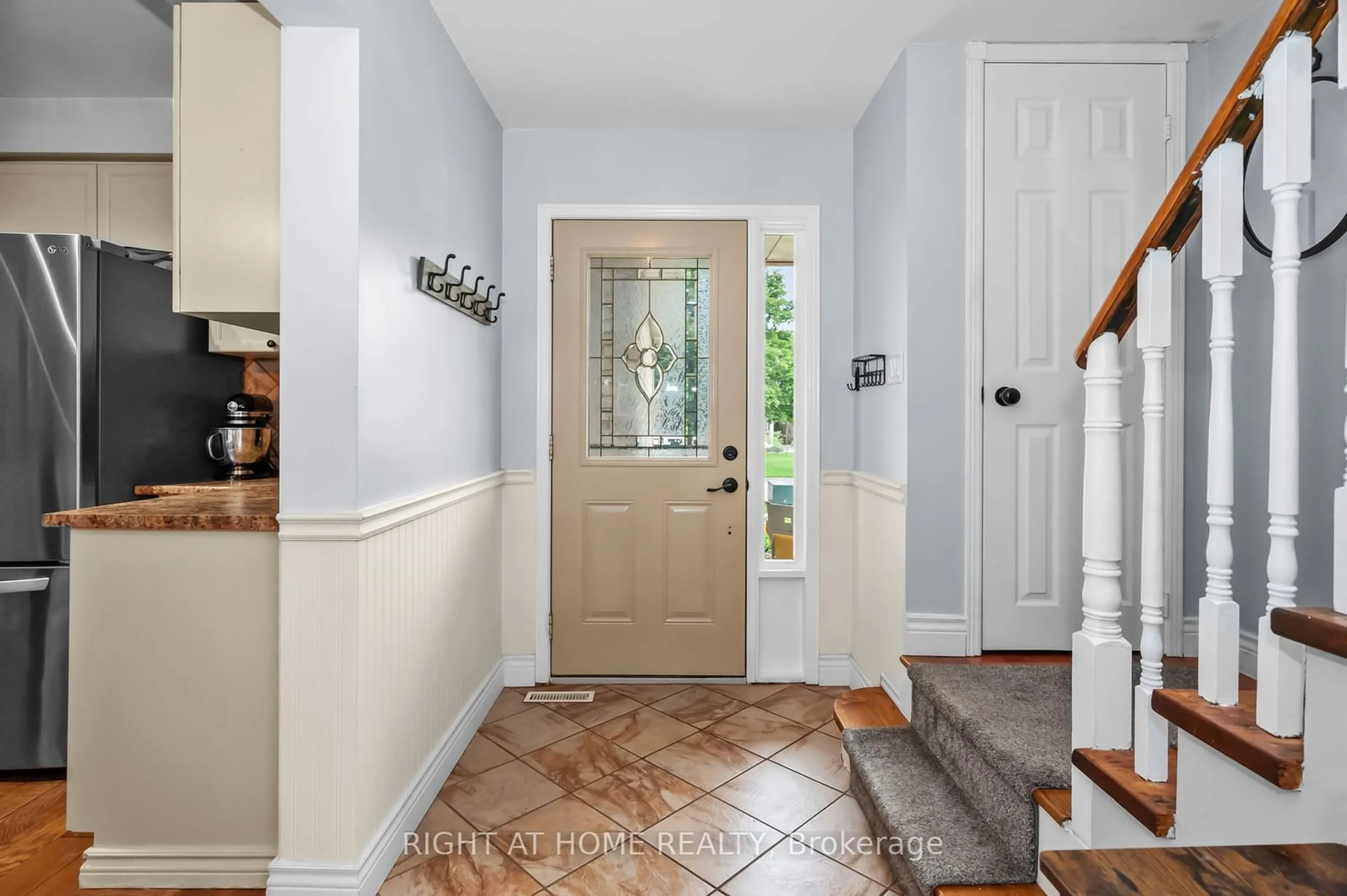 Indoor entryway for 143 Cove Cres, Hamilton Ontario L8E 5A1