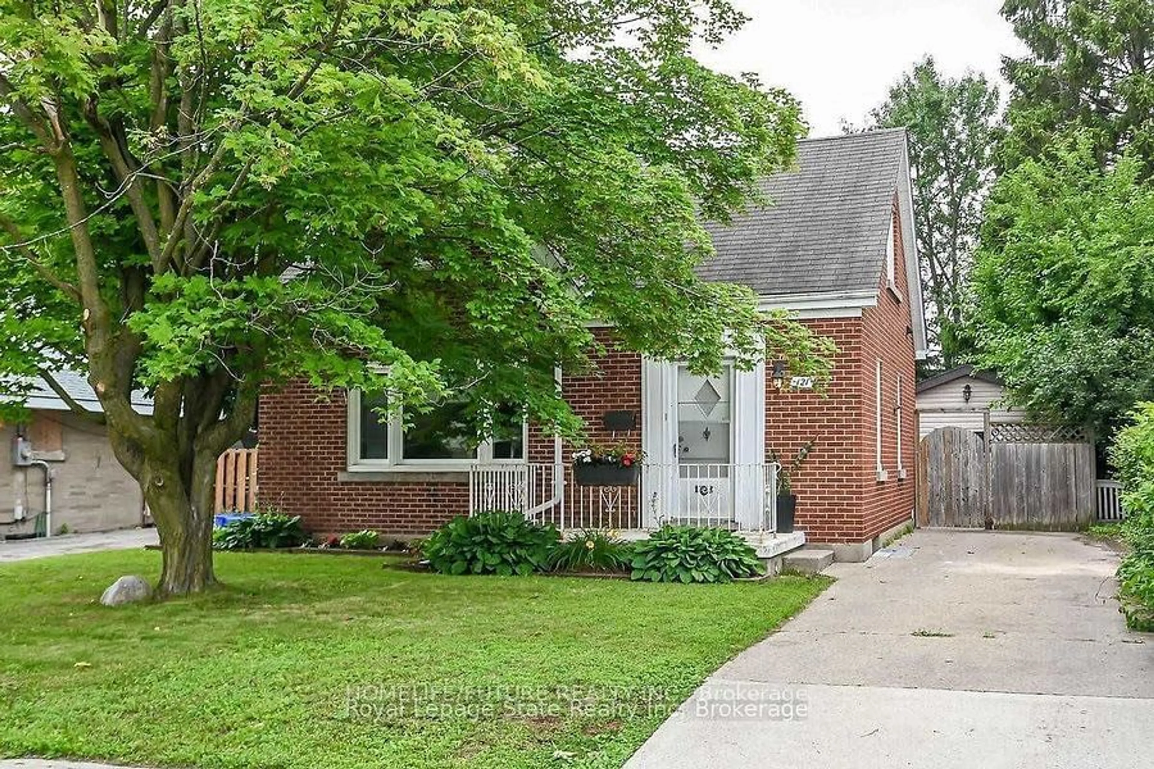 Home with brick exterior material for 121 Fairfield Ave, Kitchener Ontario N2H 6C2