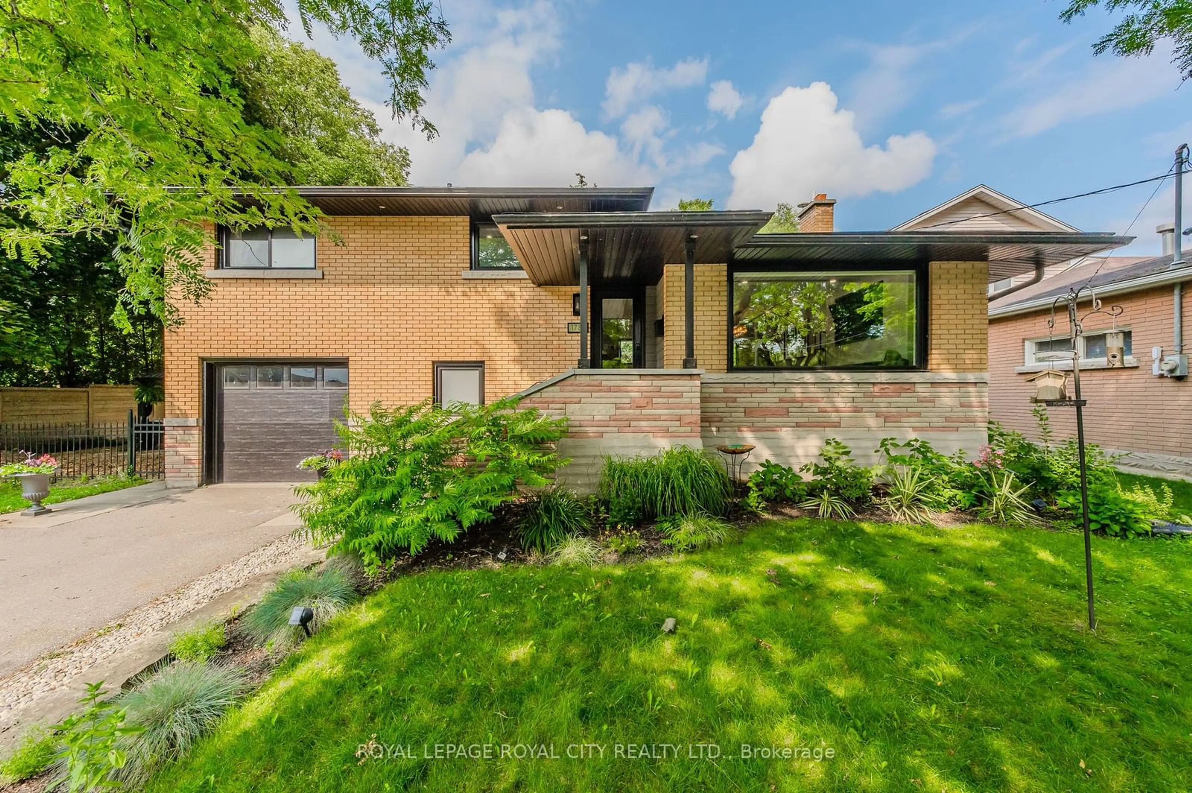 Home with brick exterior material for 1735 Queenston Rd, Cambridge Ontario N3H 3M3