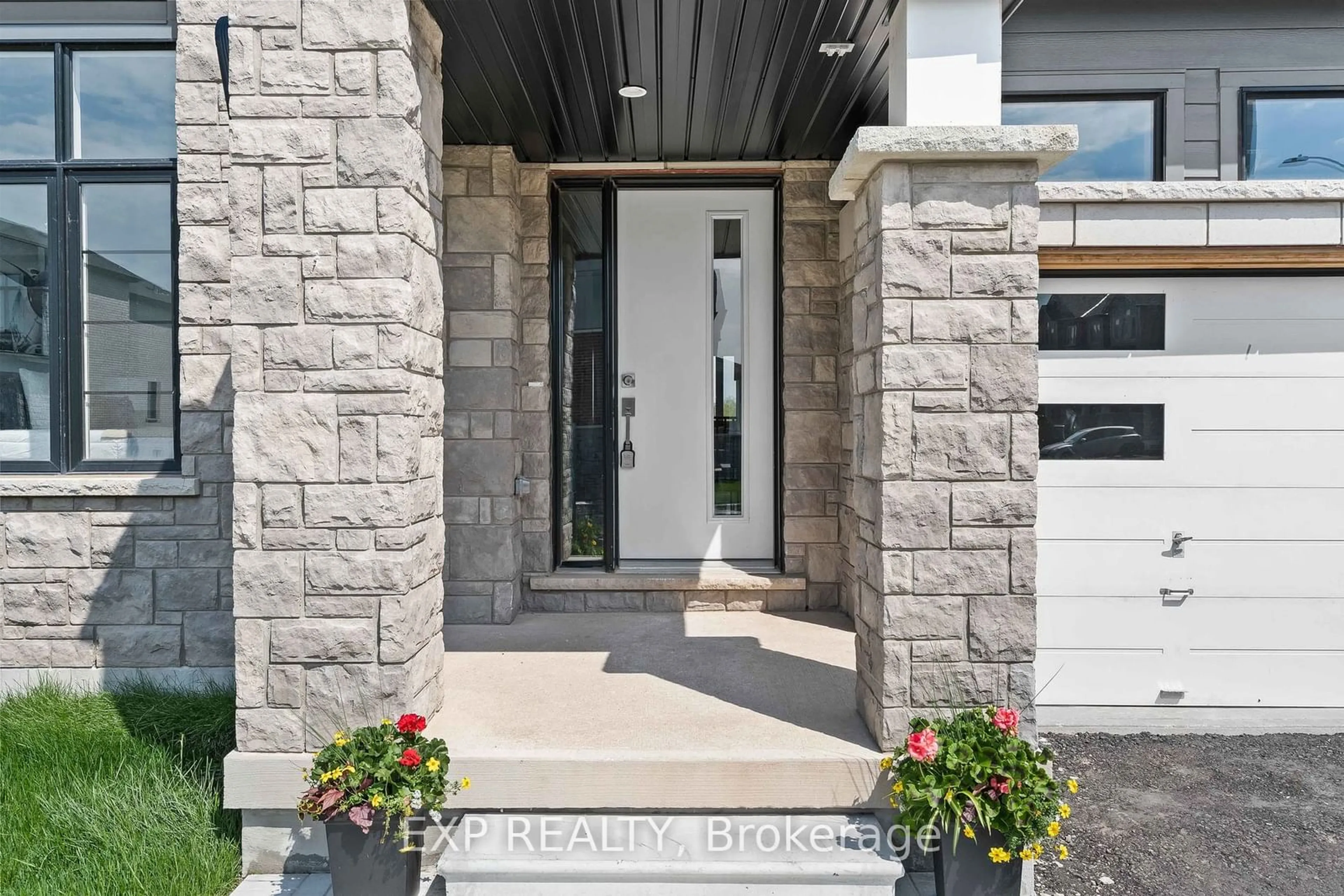 Indoor entryway for 106 Shoreview Dr, Welland Ontario L3B 6H9