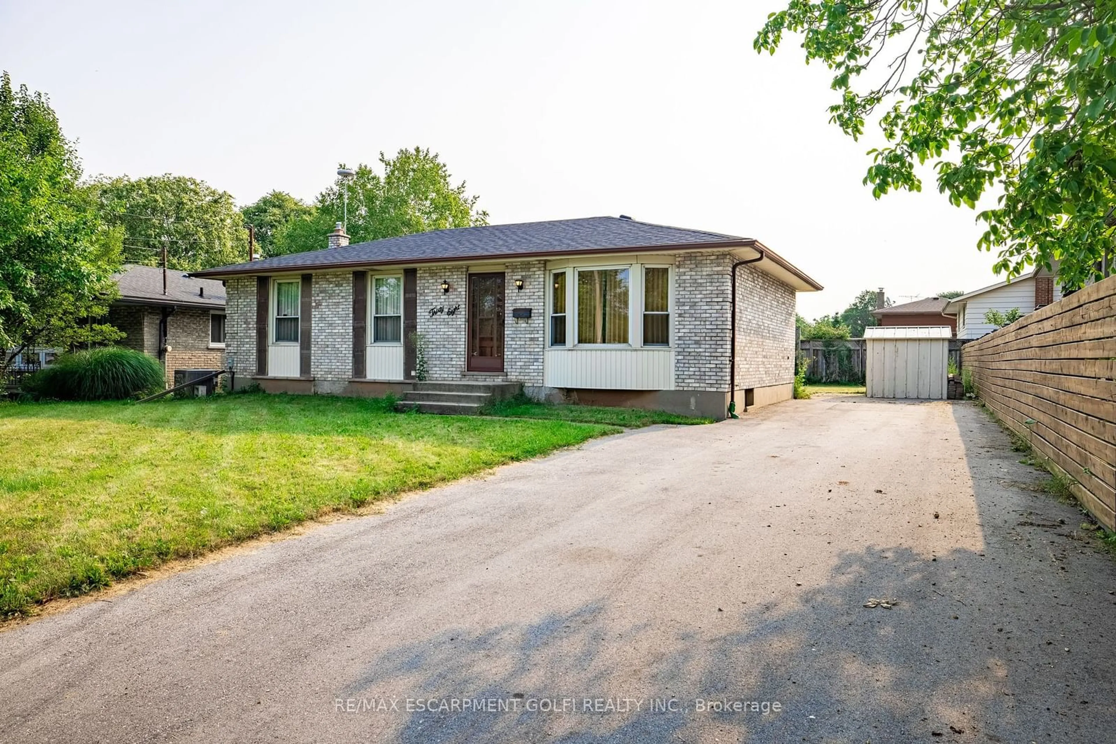 Frontside or backside of a home for 38 Linlake Dr, St. Catharines Ontario L2N 2M3