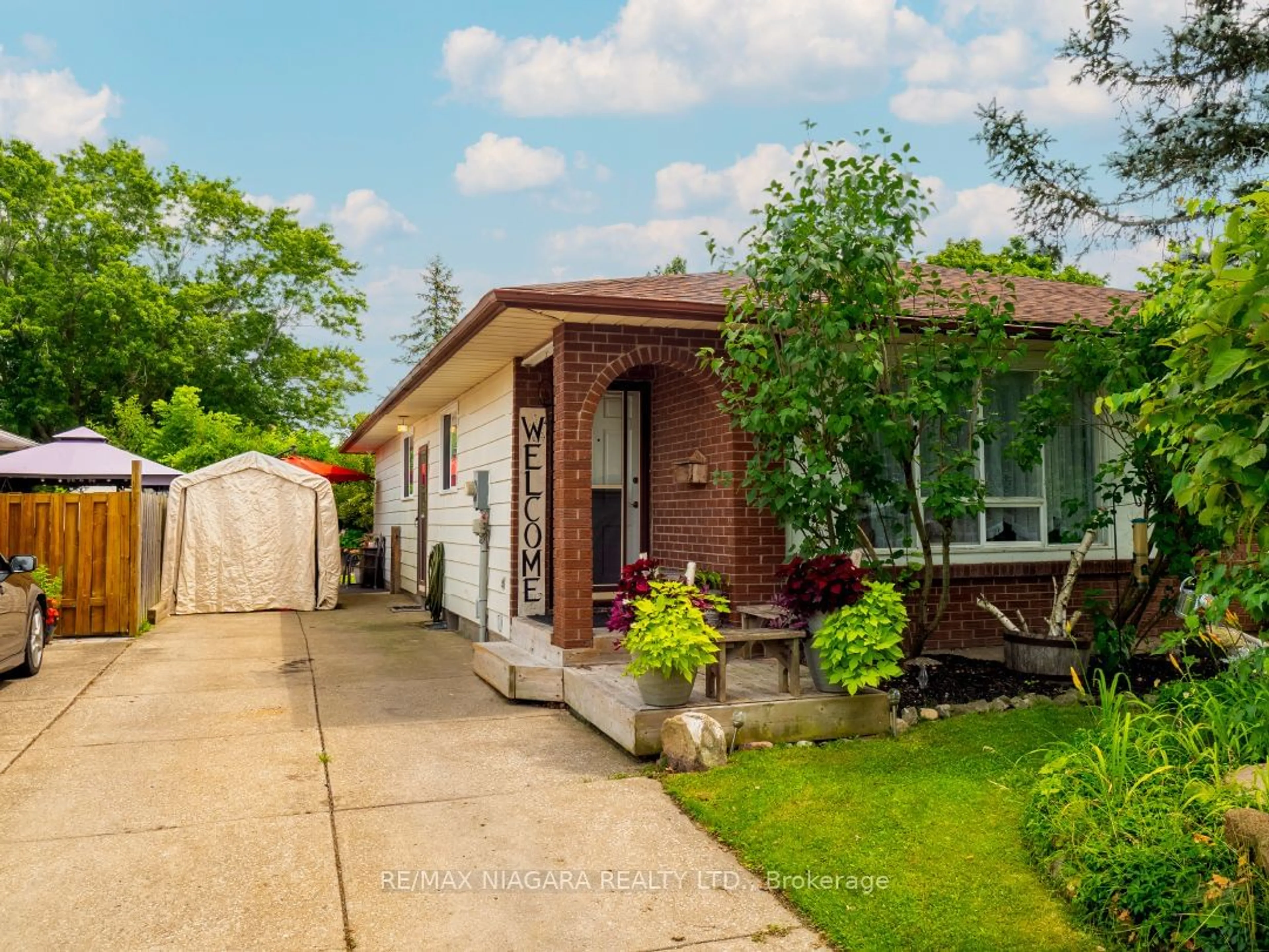 Frontside or backside of a home for 72 Aquador Dr, Welland Ontario L3C 6B6