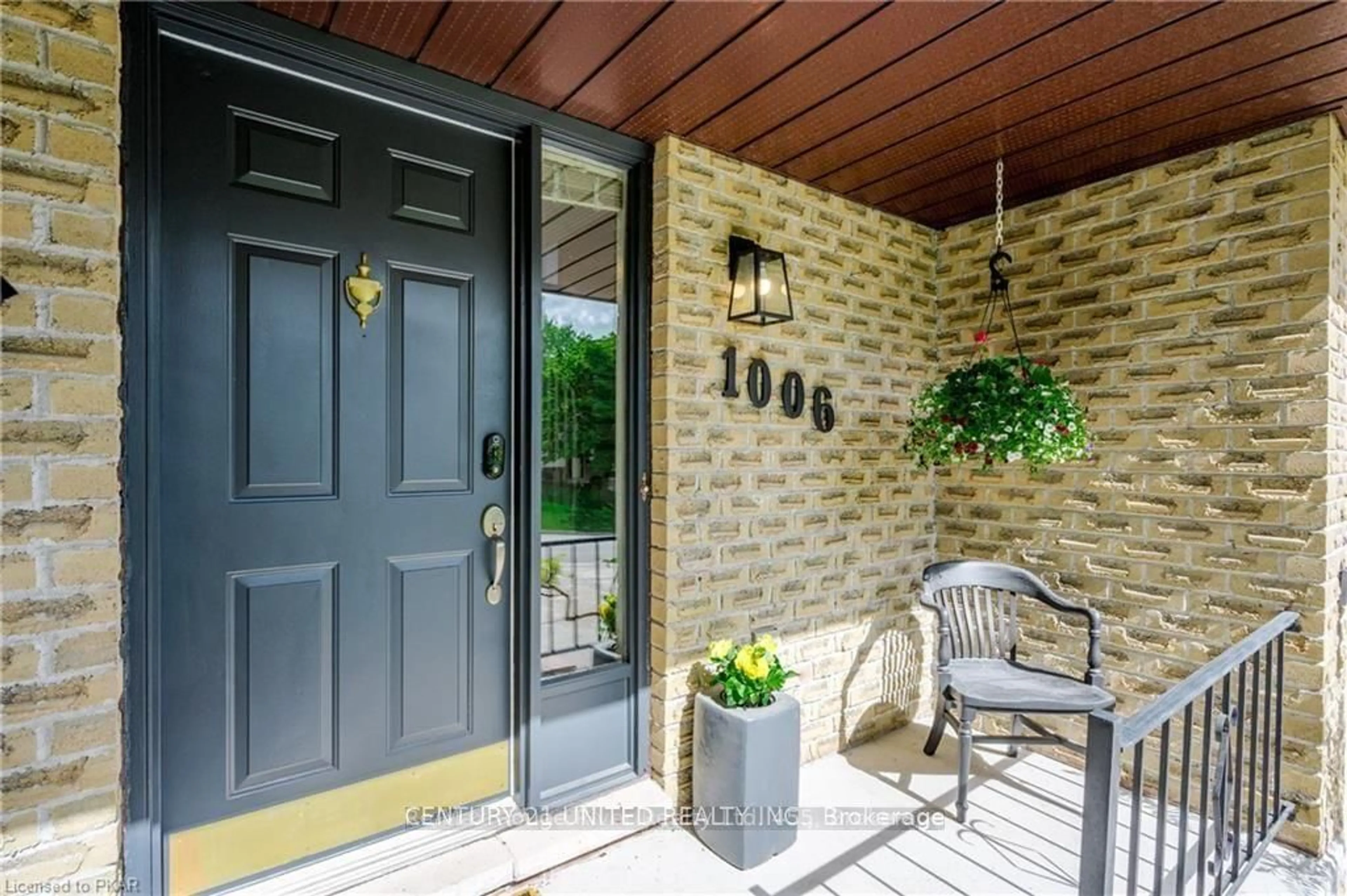 Indoor entryway for 1006 Golfview Rd, Peterborough Ontario K9J 7W4