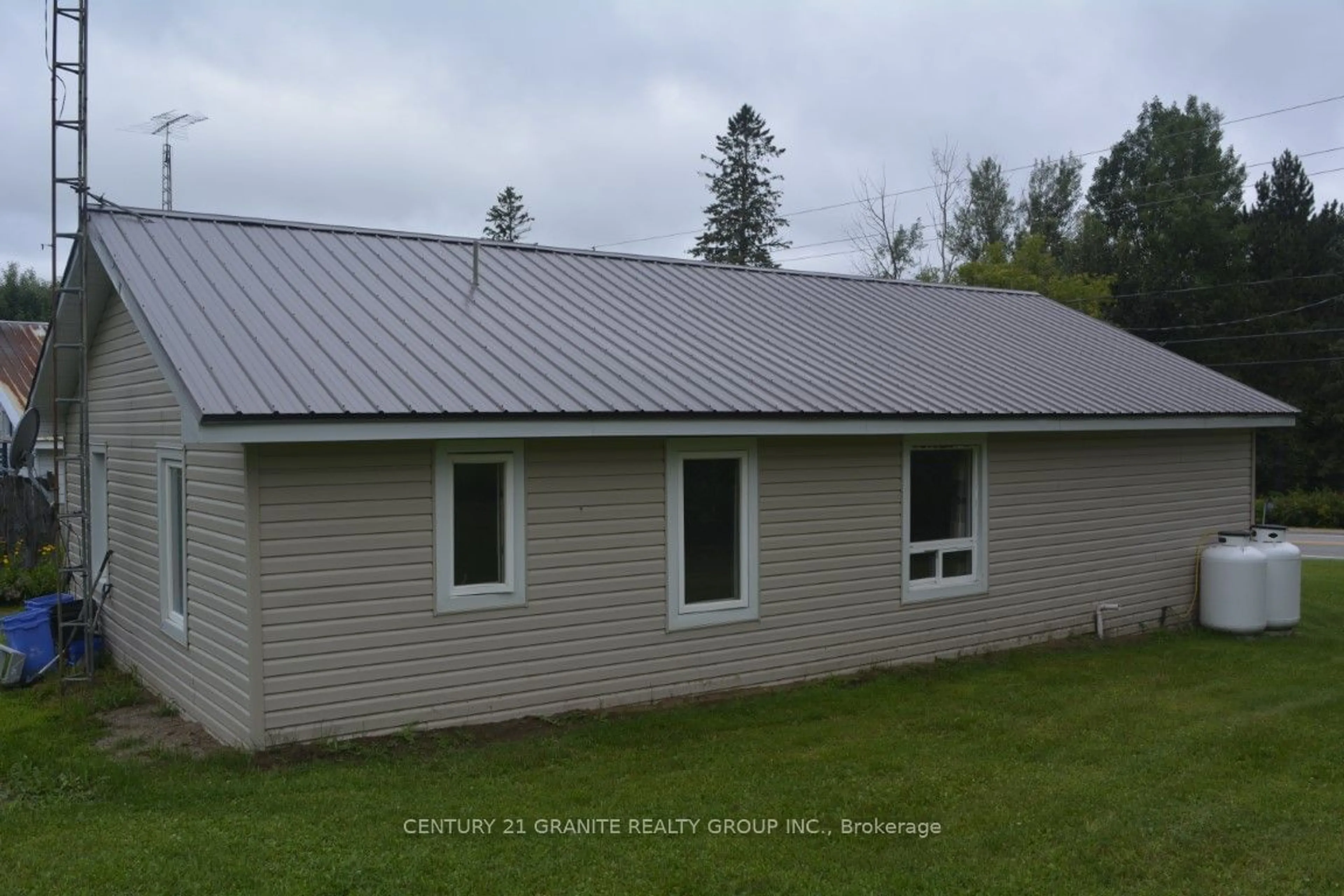 Home with vinyl exterior material for 33114 Hwy 62, Hastings Highlands Ontario K0L 2S0