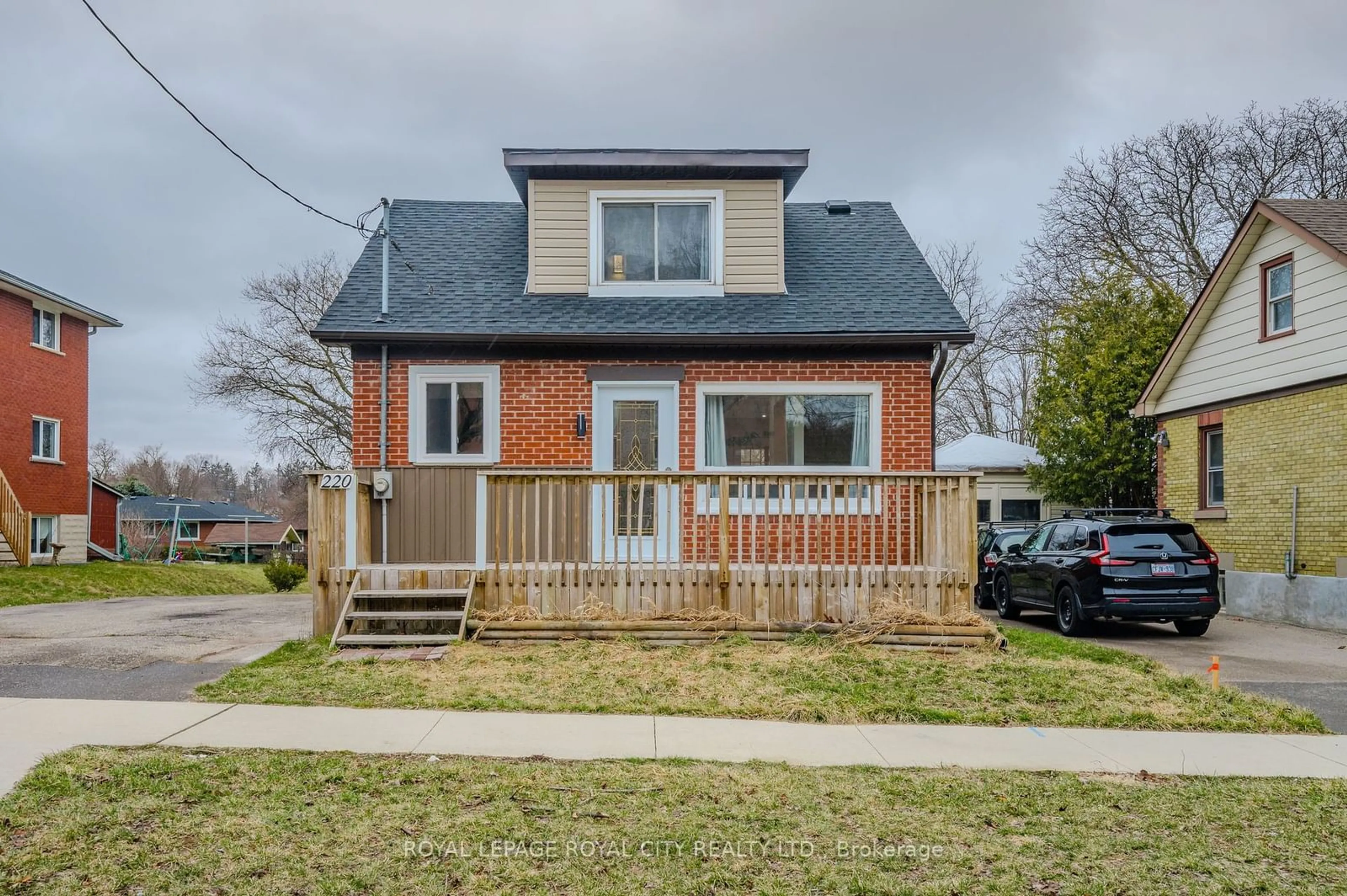 Frontside or backside of a home for 220 Heiman St, Kitchener Ontario N2M 3M3