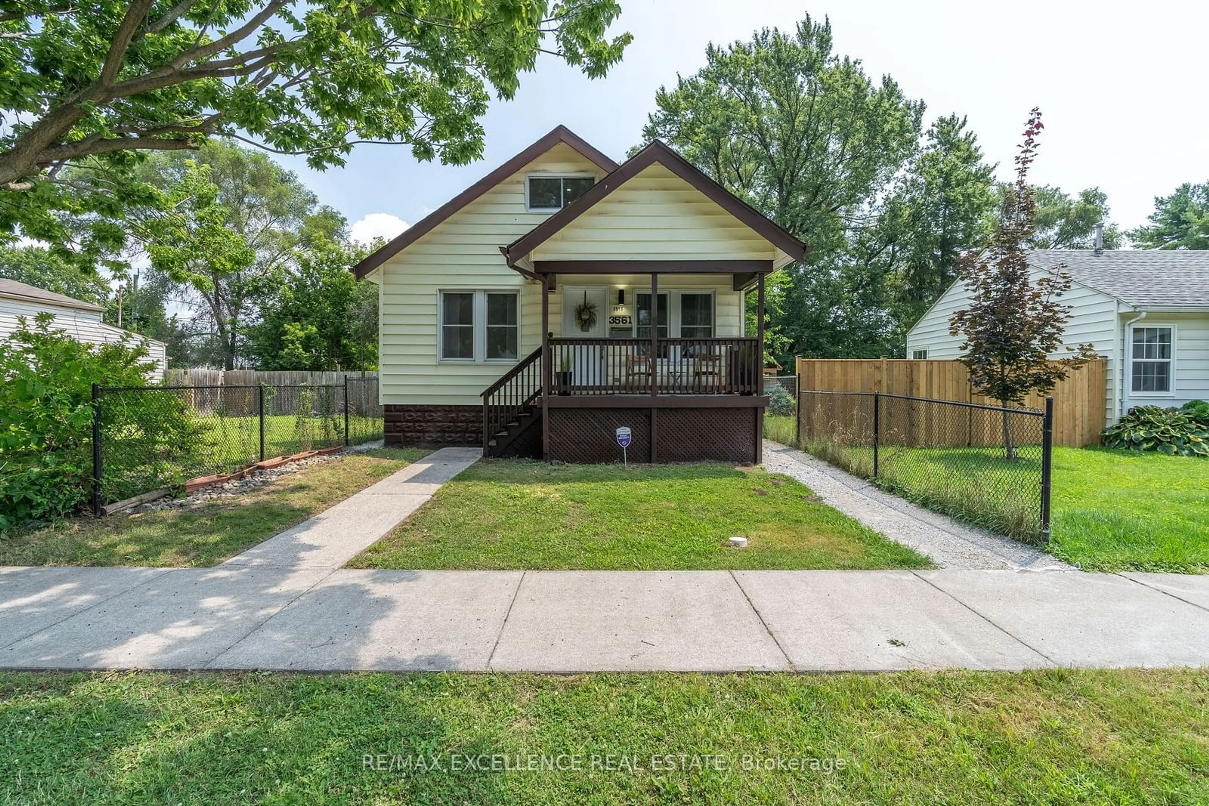 Frontside or backside of a home for 3561 King St, Windsor Ontario N9C 1P4