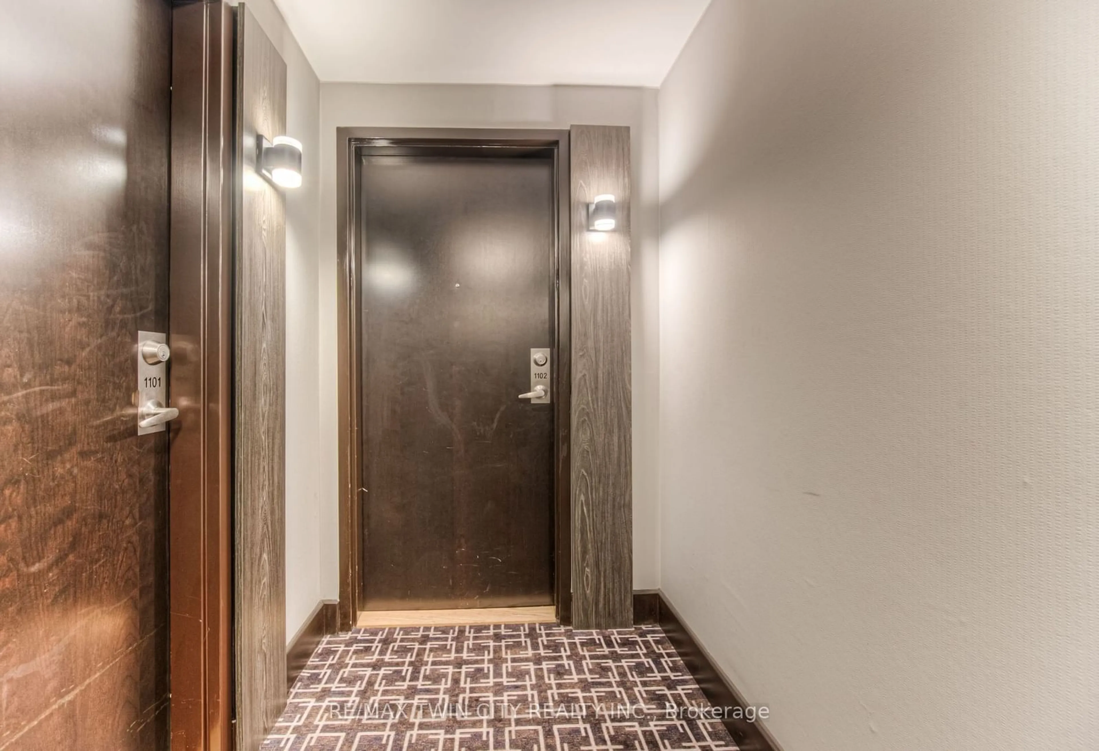 Indoor foyer for 144 Park St #1102, Waterloo Ontario N2L 0B6