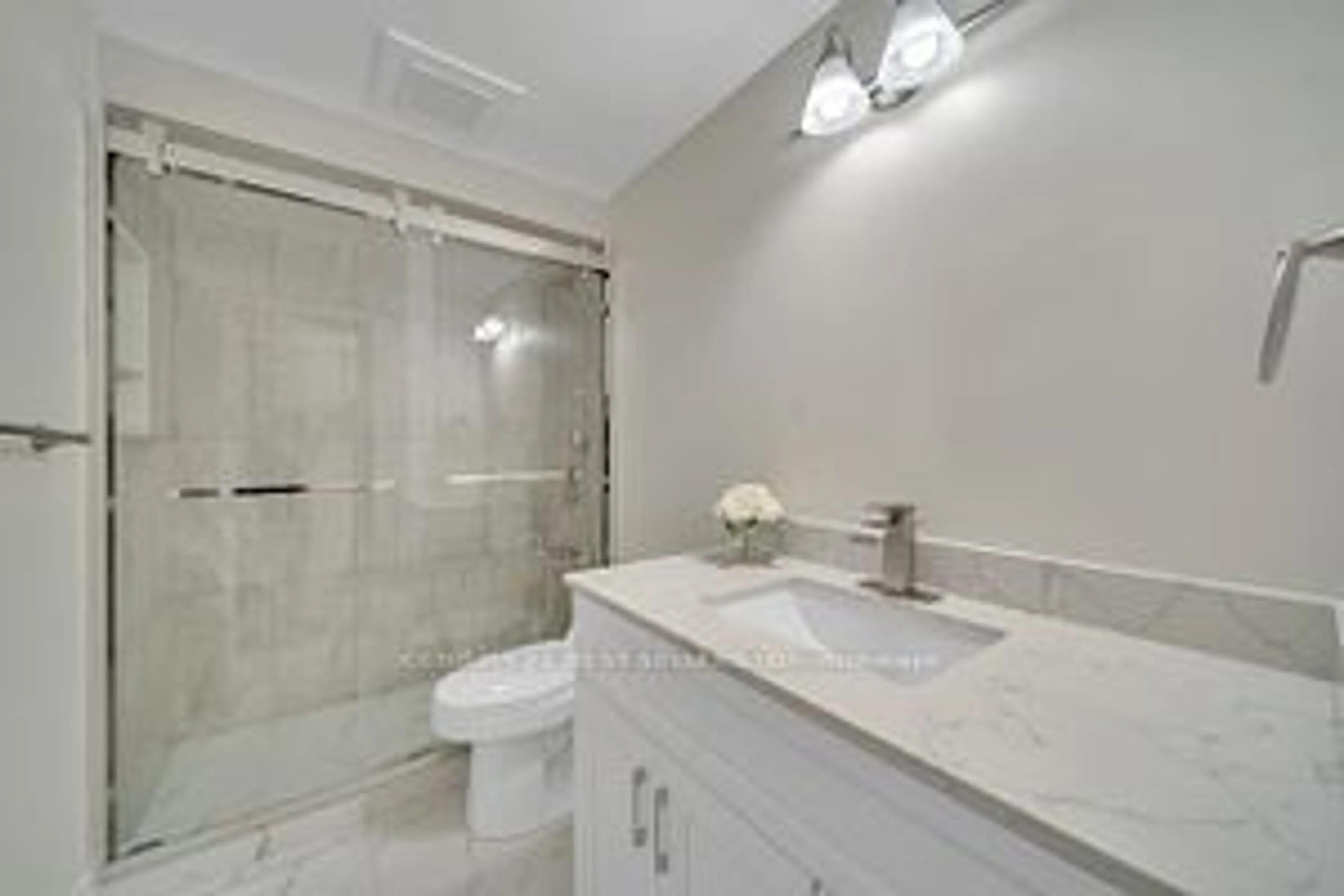 Bathroom for 72 Stone Church Rd #62, Hamilton Ontario L9B 2H8