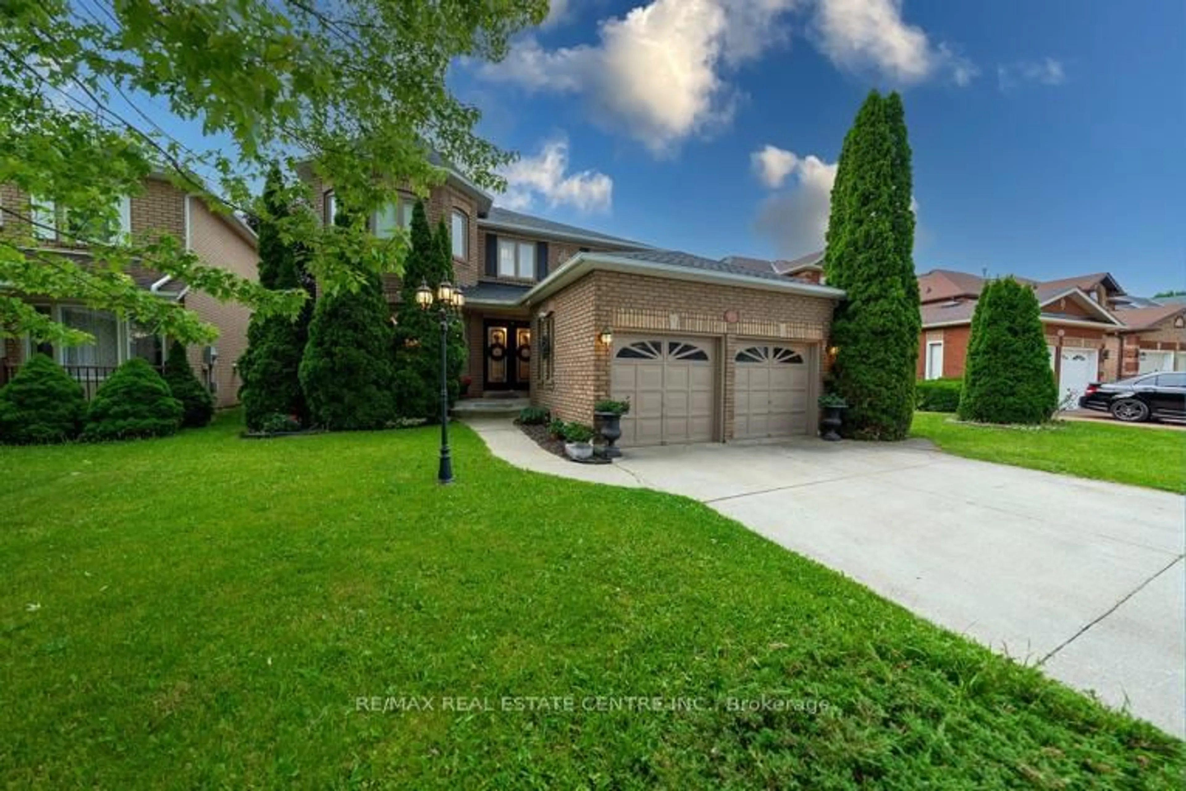 Frontside or backside of a home for 483 Saginaw Pkwy, Cambridge Ontario N1T 1M6