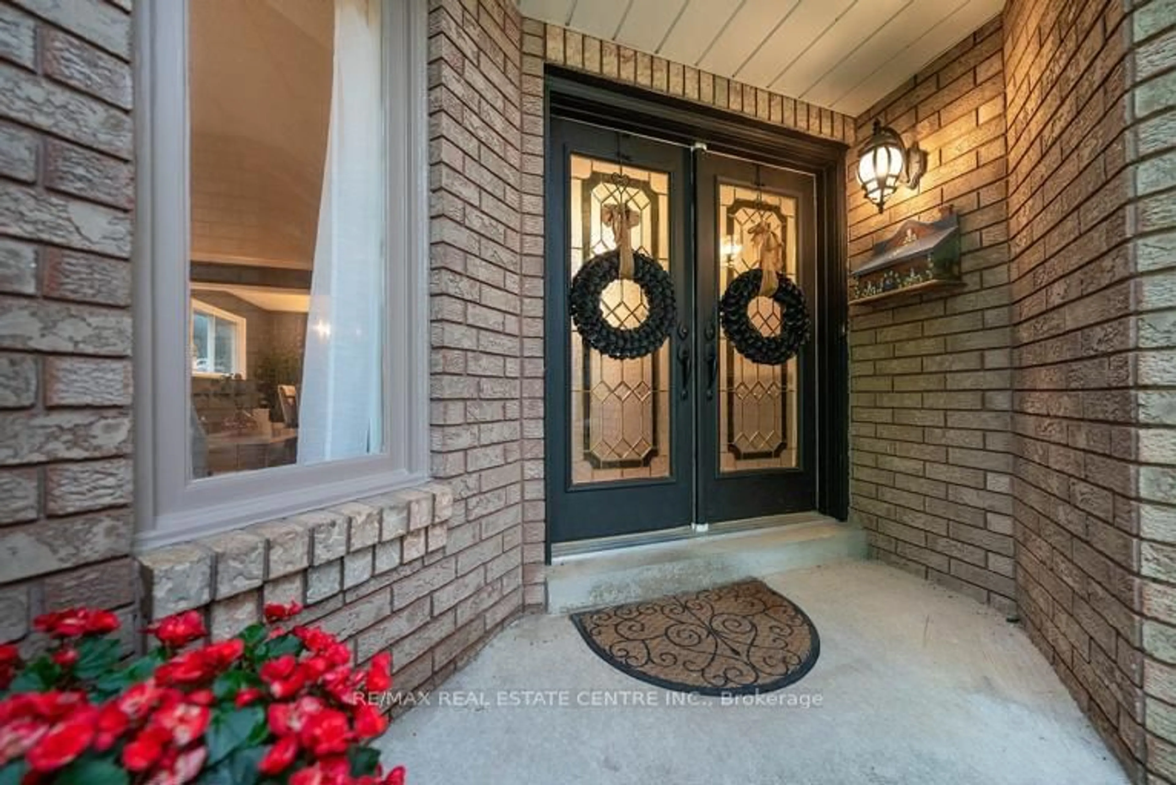 Indoor entryway for 483 Saginaw Pkwy, Cambridge Ontario N1T 1M6