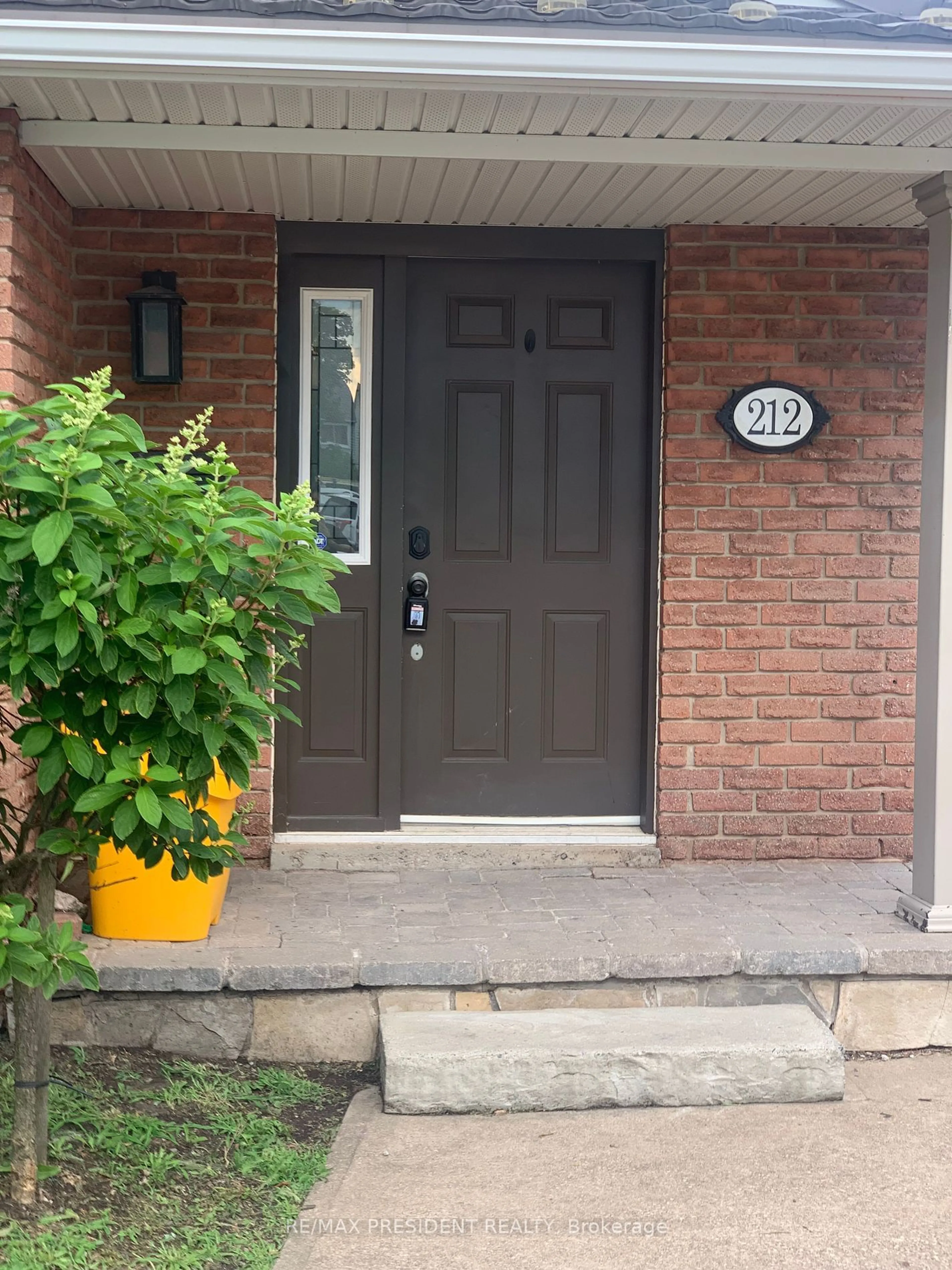 Indoor entryway for 212 Keefer Rd, Thorold Ontario L2V 4M3