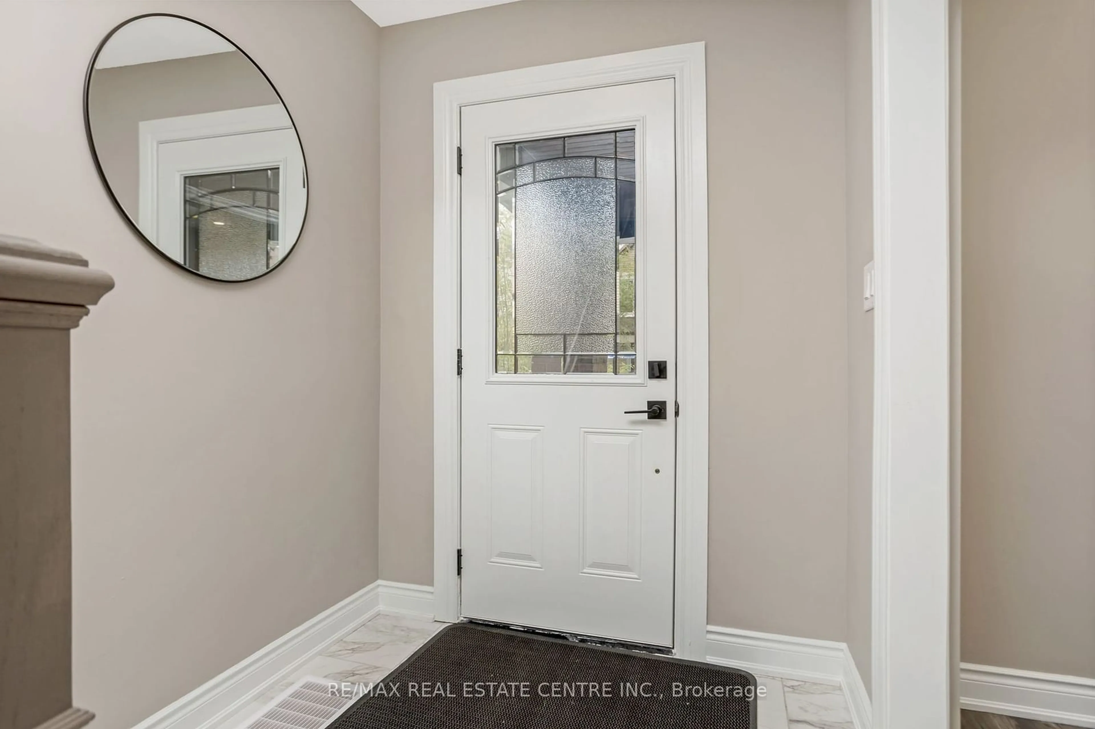 Indoor entryway for 86 Case St, Hamilton Ontario L8L 3G9