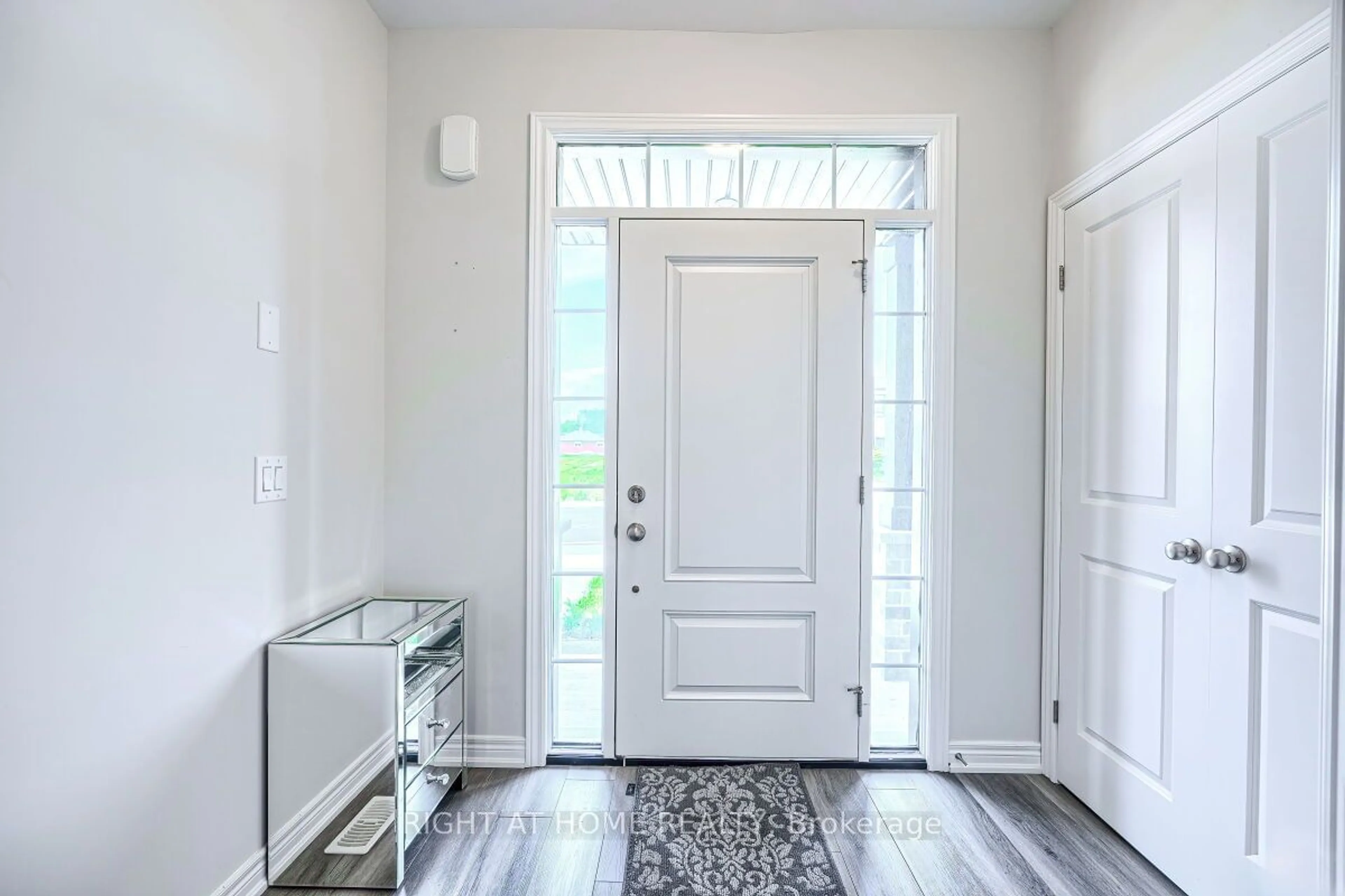 Indoor entryway for 7149 Parsa St, Niagara Falls Ontario L2H 3T2