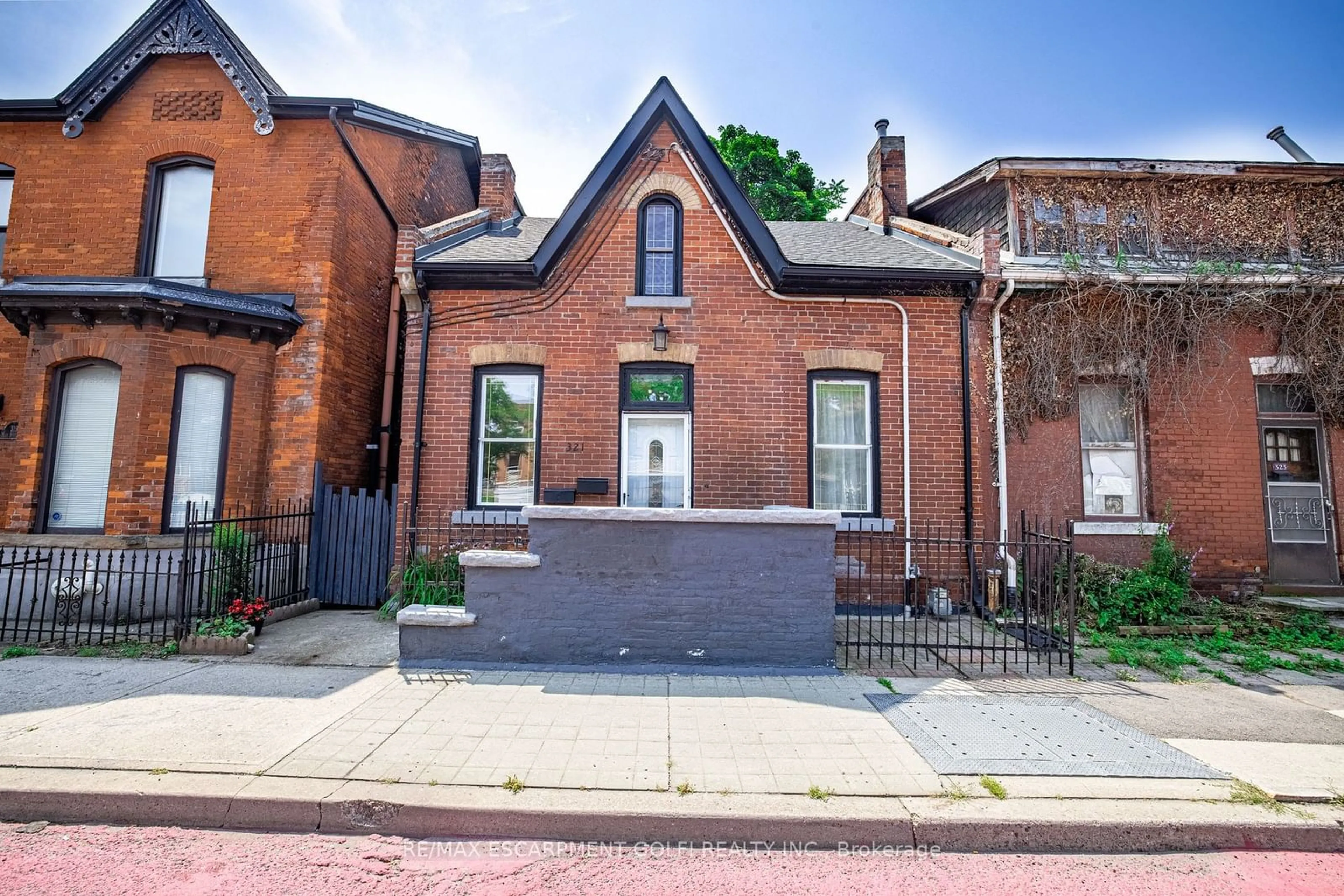 Home with brick exterior material for 321 Main St, Hamilton Ontario L8P 1K1