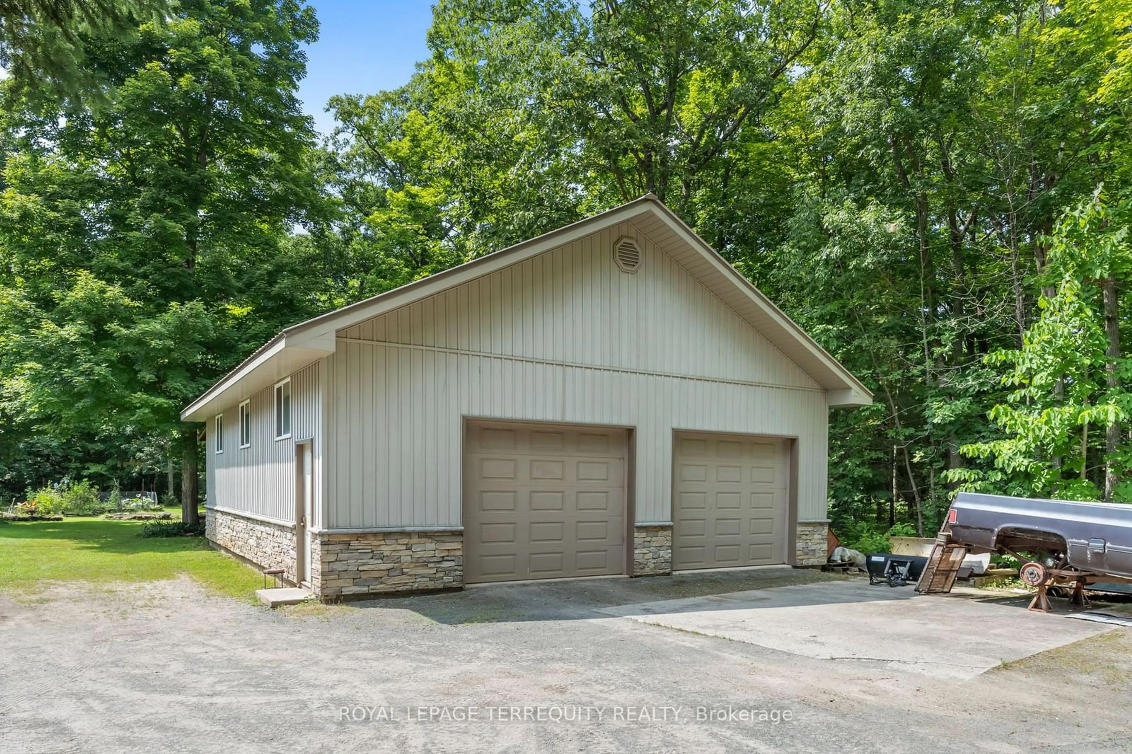 Indoor garage for 548 Hillside Dr, Trent Hills Ontario K0L 1L0