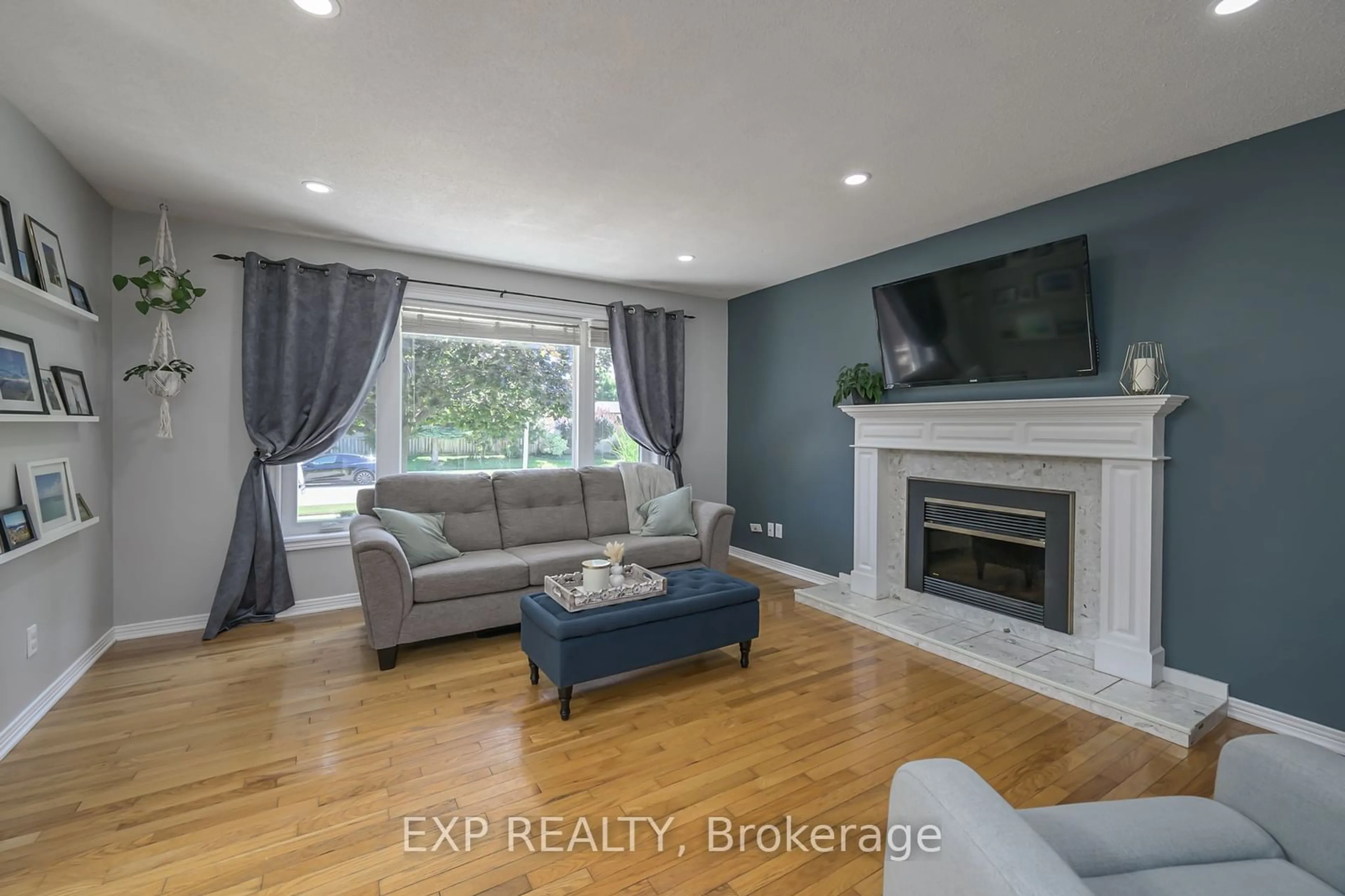 Living room for 123 Gibson Cres, Lucan Biddulph Ontario N0M 2J0