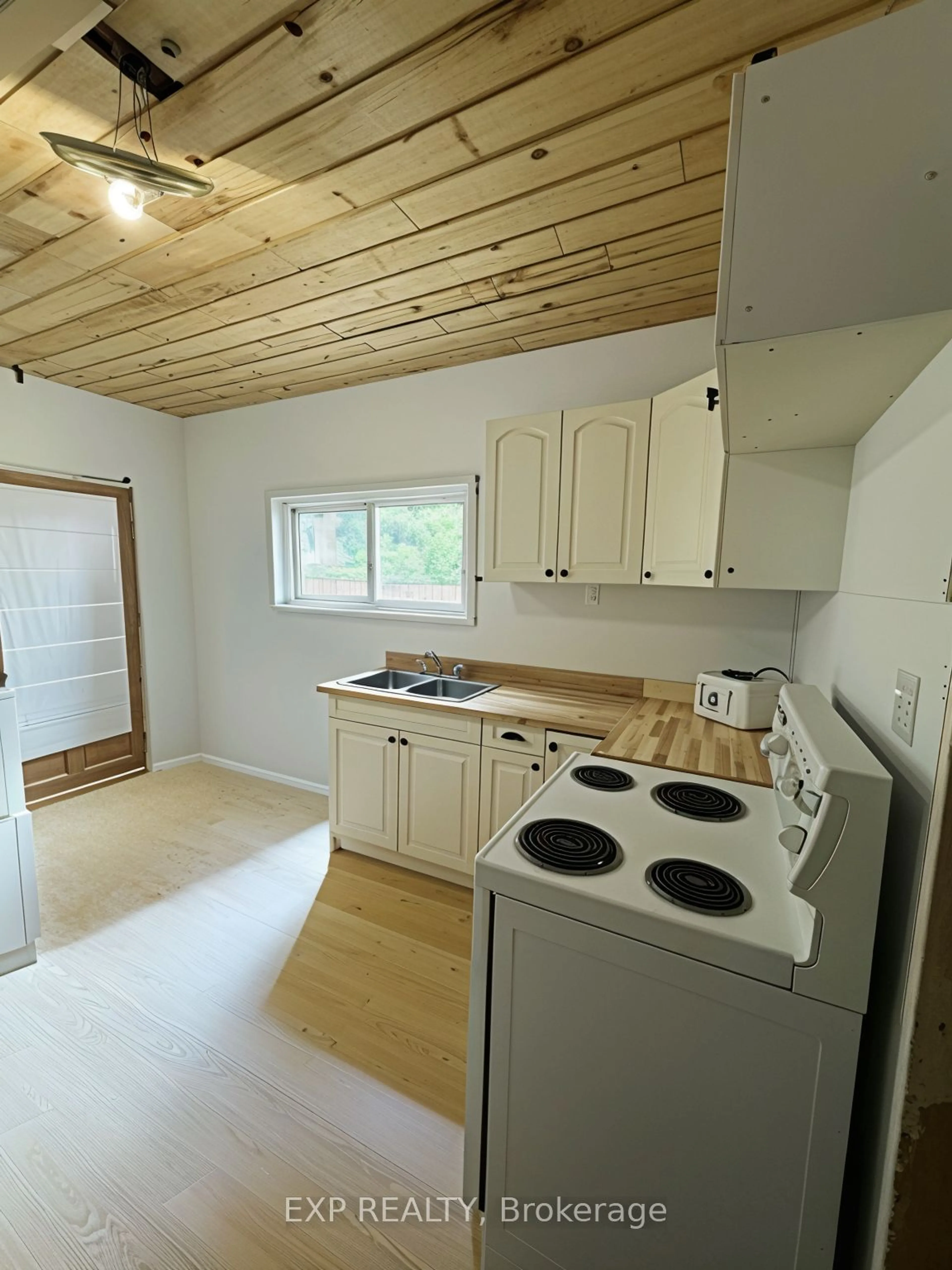 Standard kitchen, wood floors, cottage for 1073 3rd A Ave, Owen Sound Ontario N4K 2L1