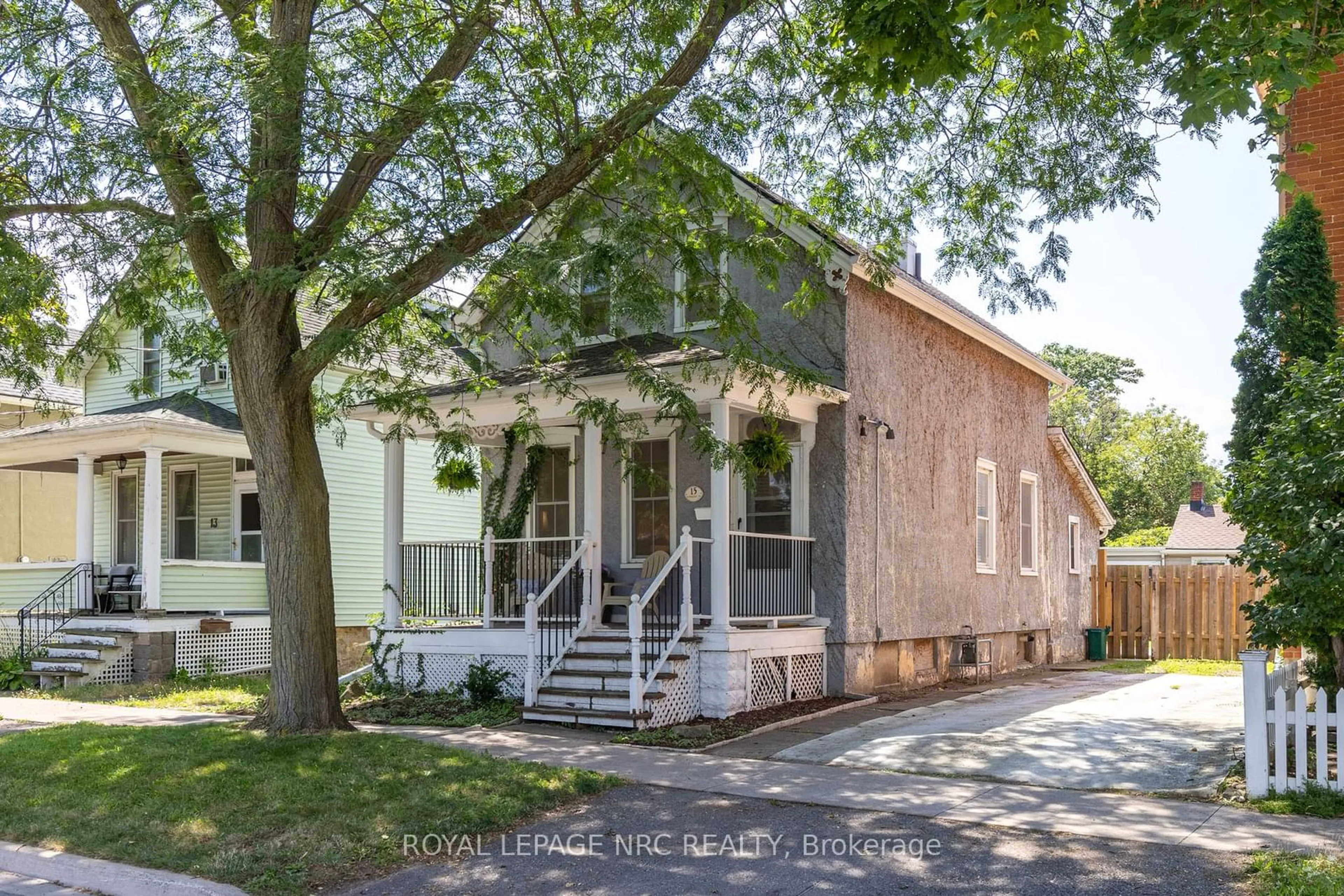 A pic from exterior of the house or condo for 15 Catherine St, St. Catharines Ontario L2R 5E4