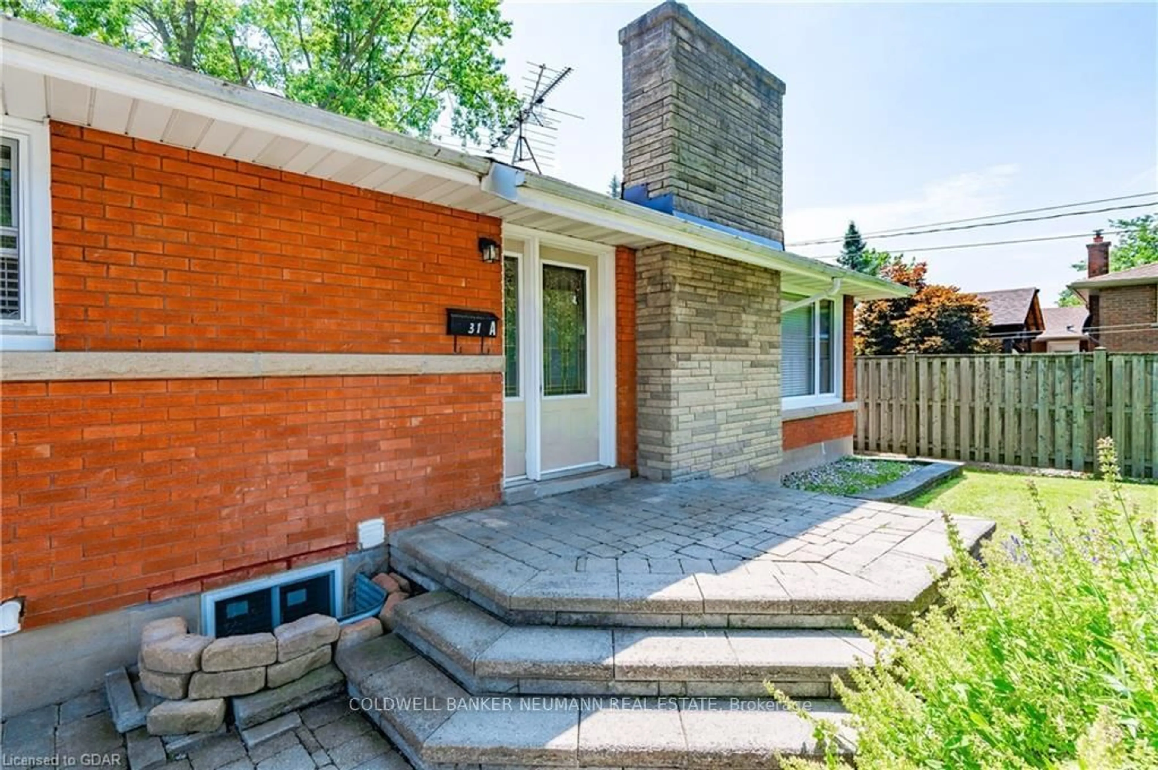 Home with brick exterior material for 31 Sharon Ave, Welland Ontario L3C 4M8