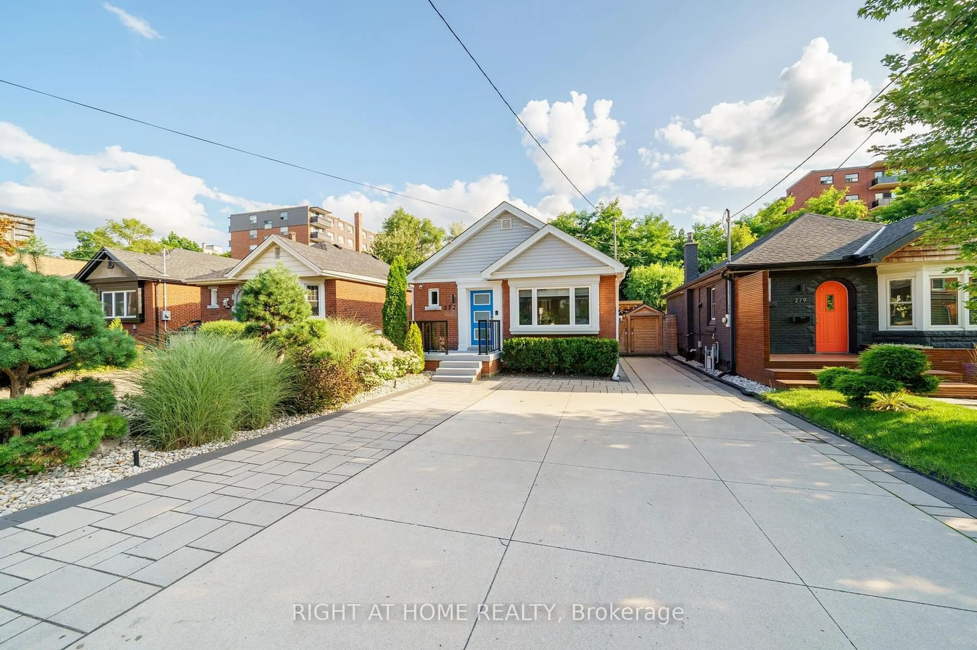 Frontside or backside of a home for 277 Bold St, Hamilton Ontario L8P 1V9