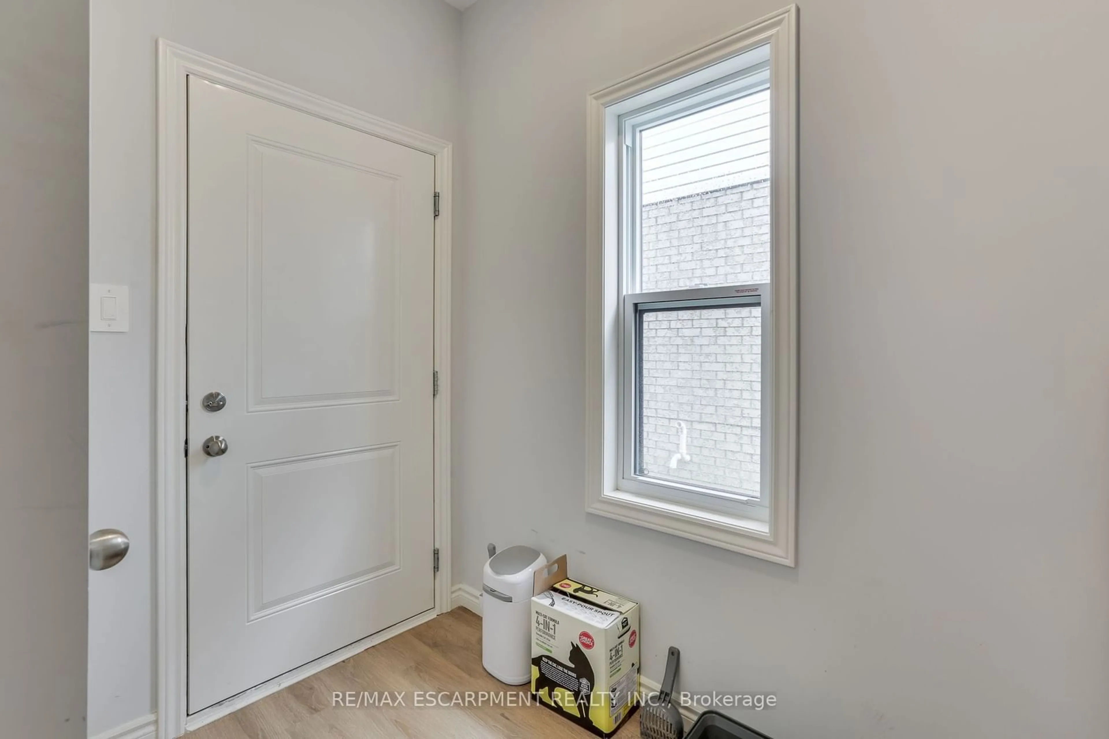 Indoor entryway for 3850 Auckland Ave, London Ontario N6L 0J2