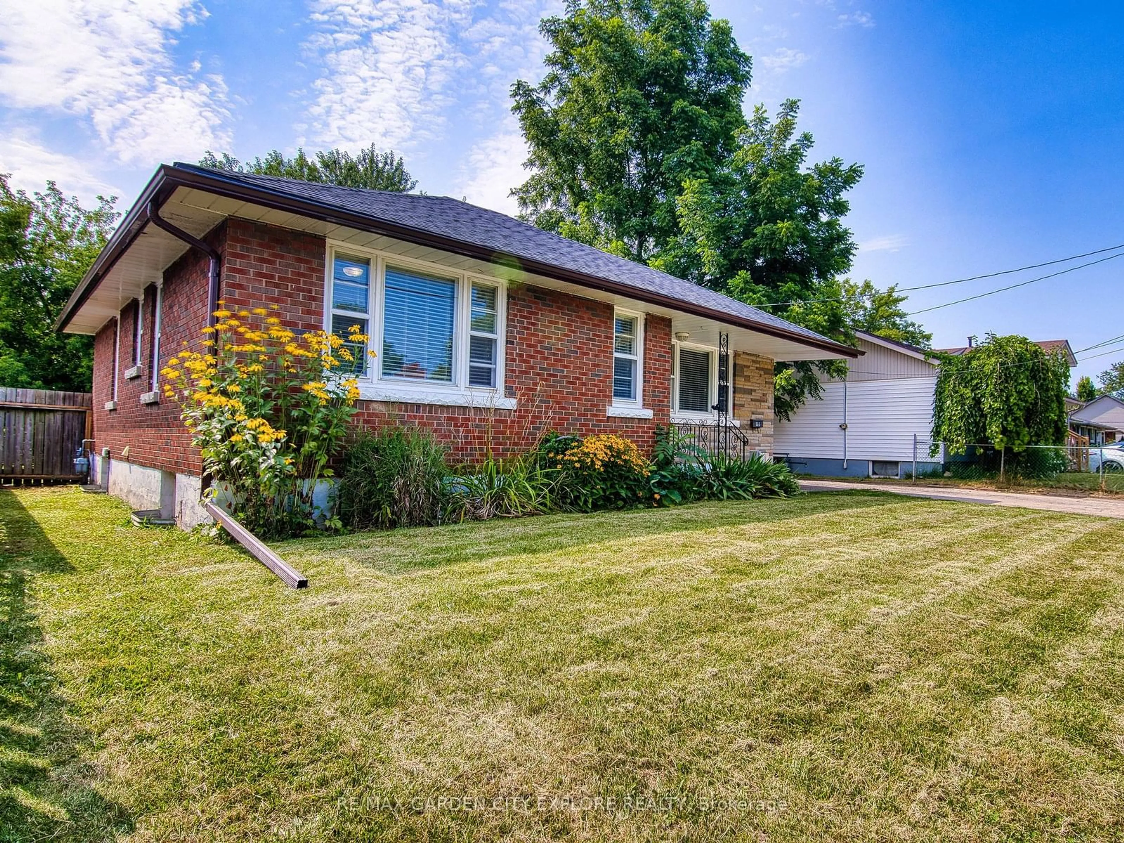 Frontside or backside of a home for 555 Bunting Rd, St. Catharines Ontario L2M 3A4