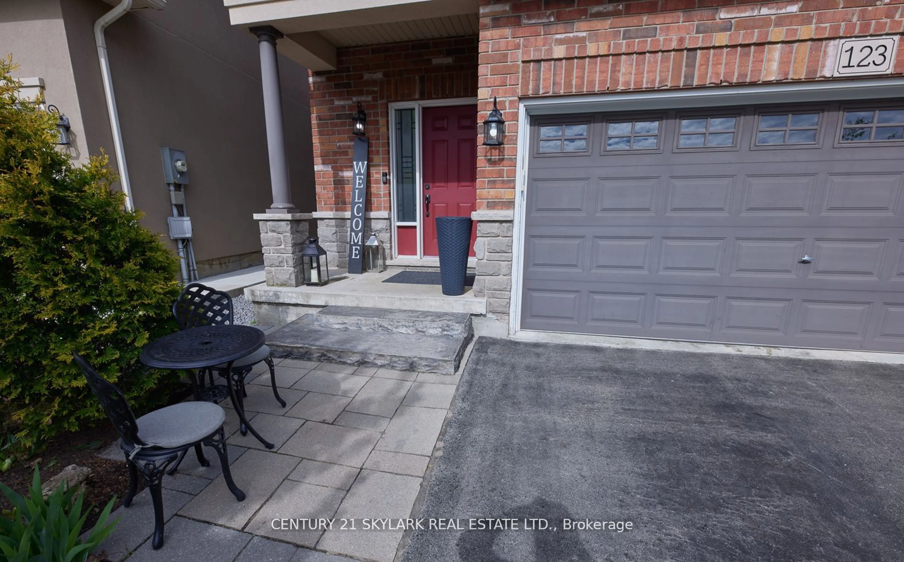 Patio for 123 Vinton Rd, Hamilton Ontario L9K 0G6