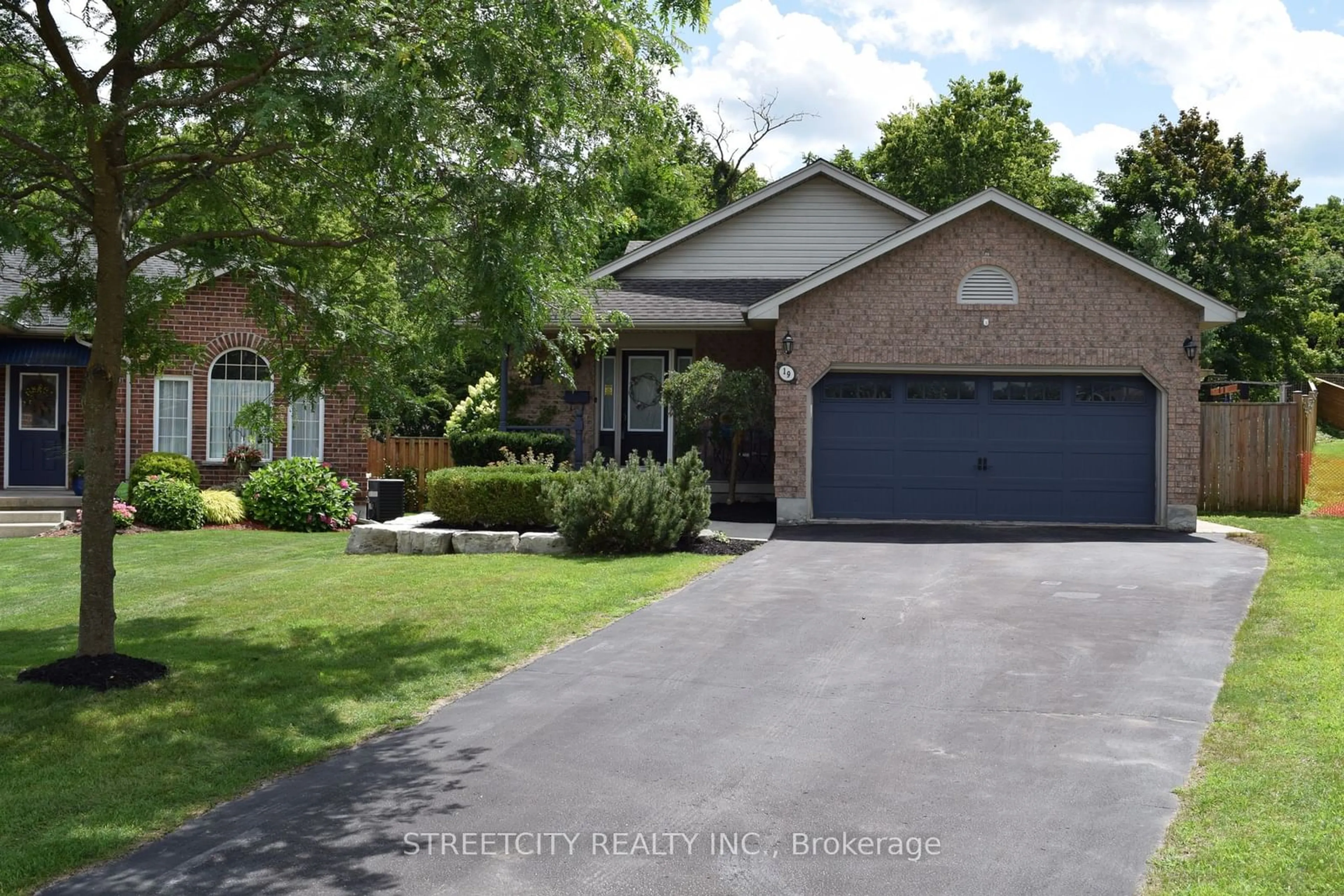 Frontside or backside of a home for 19 Brimley Crt, London Ontario N6H 5S3