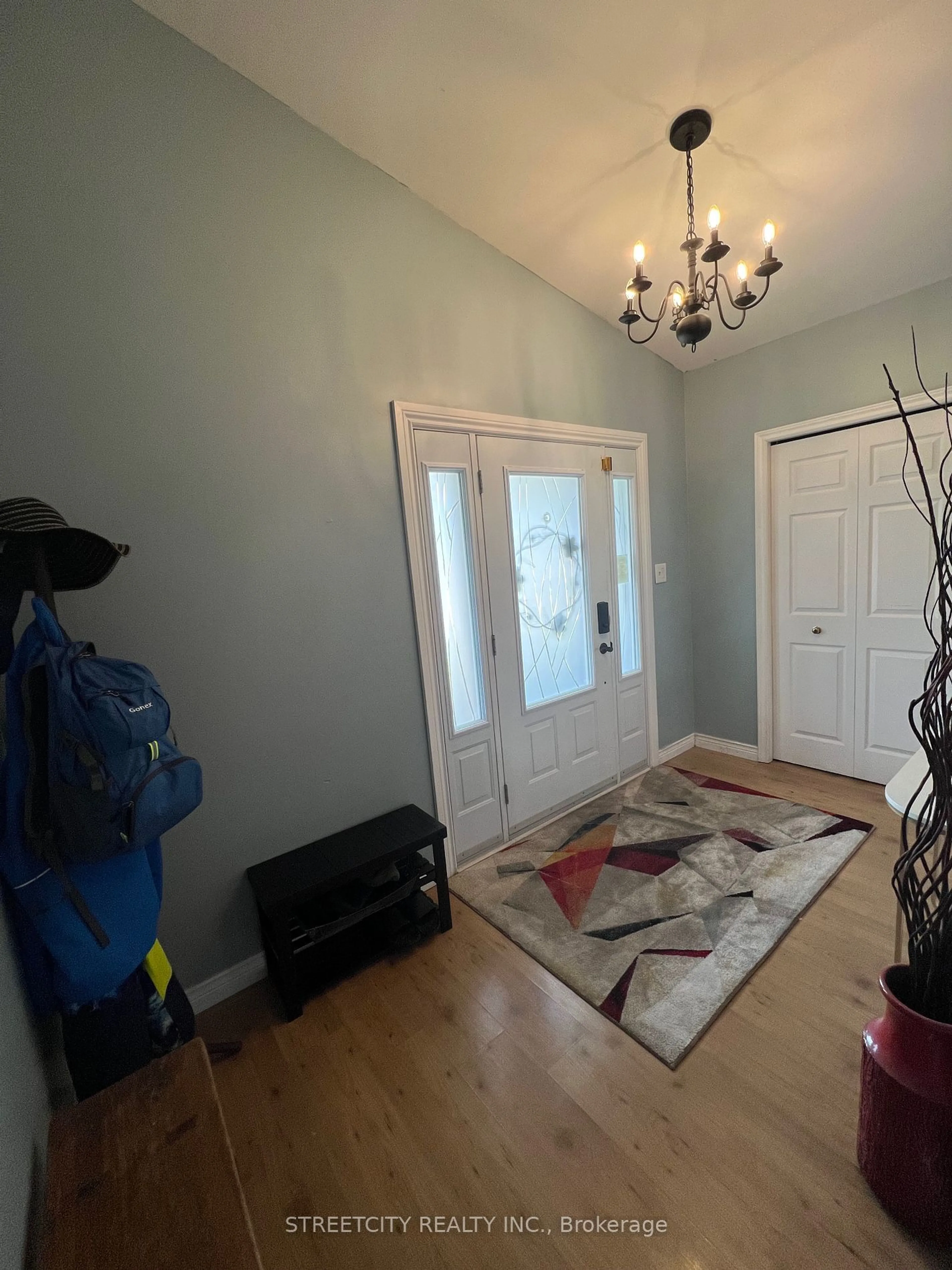 Indoor entryway, wood floors for 19 Brimley Crt, London Ontario N6H 5S3