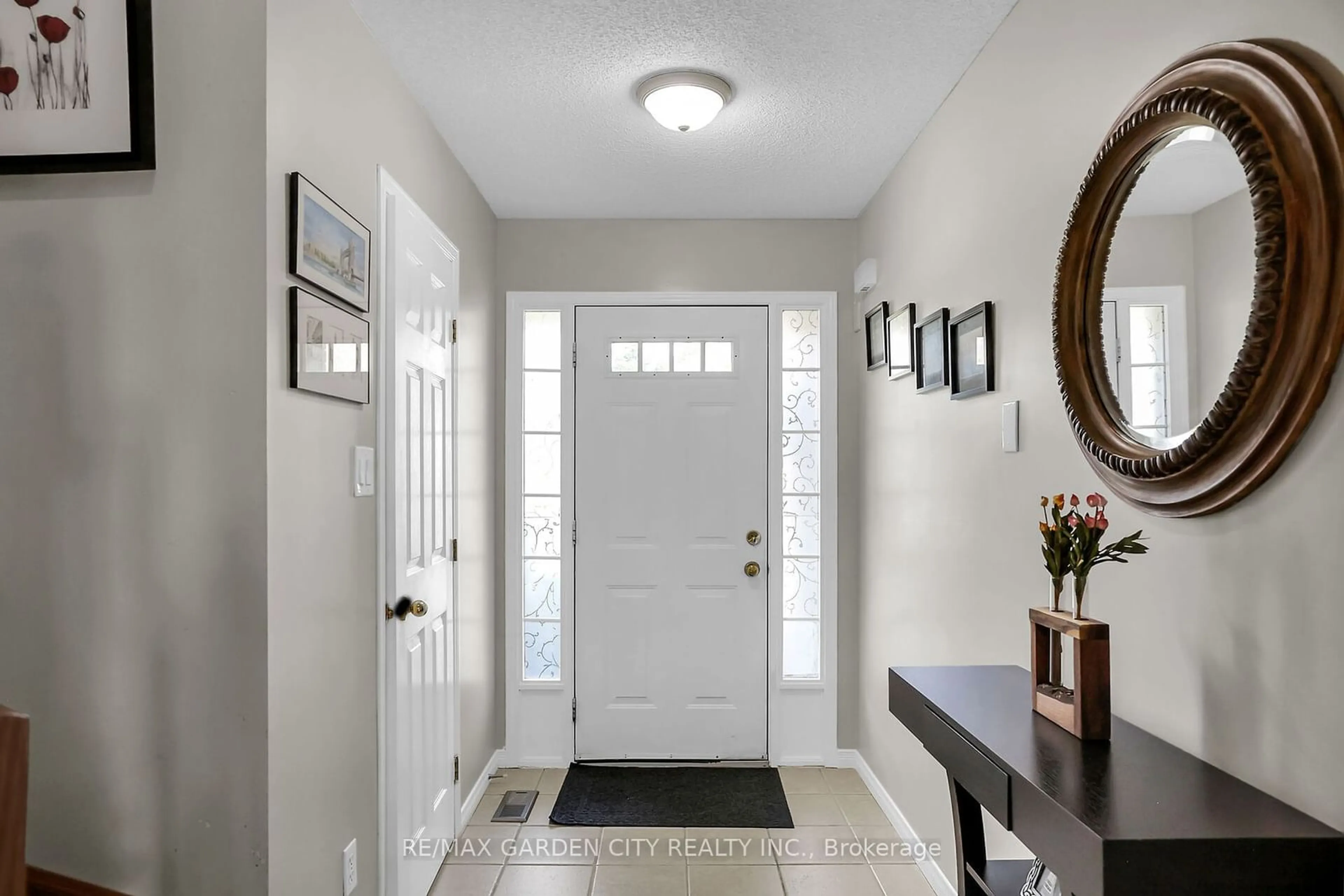 Indoor entryway for 63 Magnolia Cres, Grimsby Ontario L3M 5R4