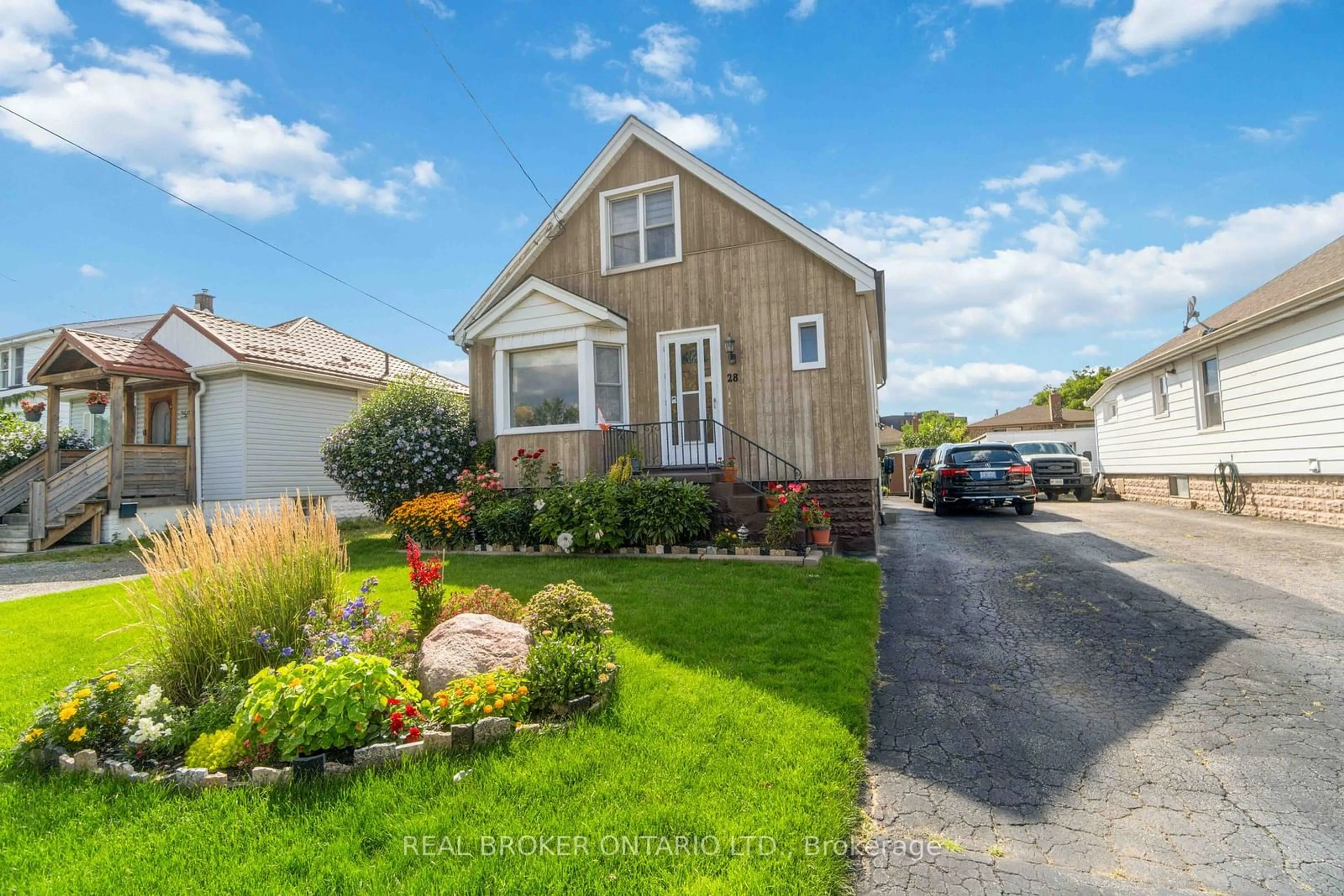 Frontside or backside of a home for 28 Walter Ave, Hamilton Ontario L8H 1A5