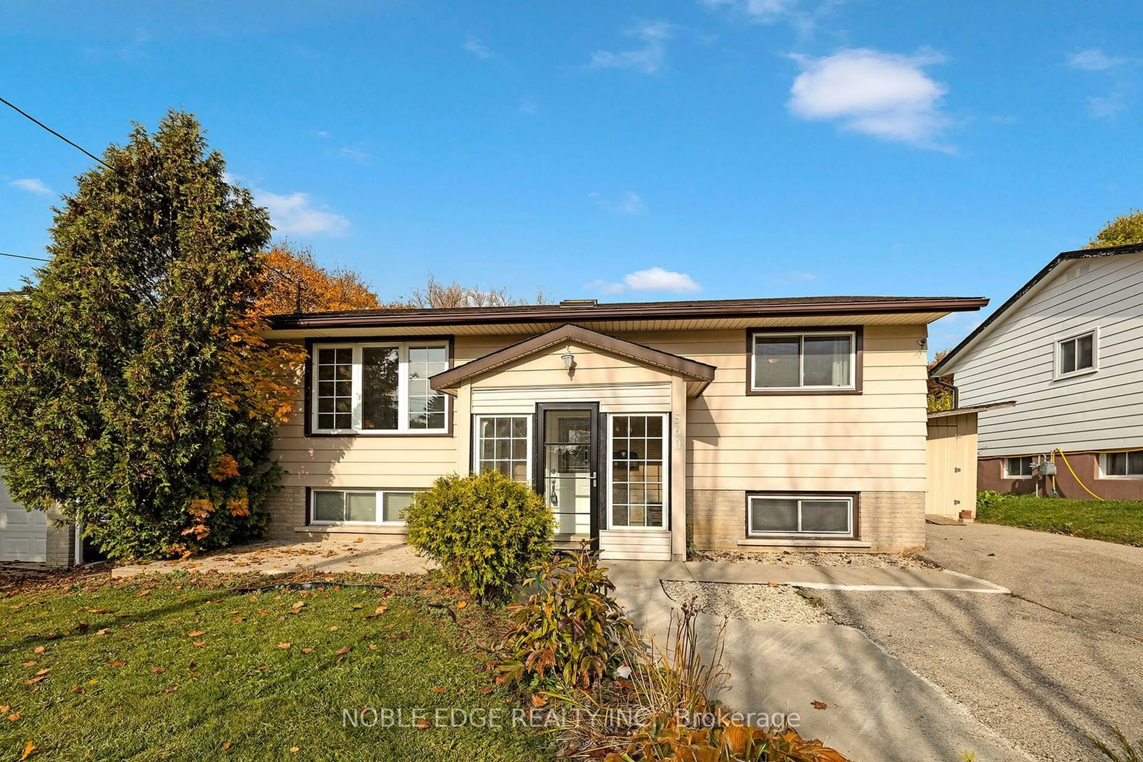 Frontside or backside of a home for 560 Woodlawn Rd, Guelph Ontario N1E 1C2