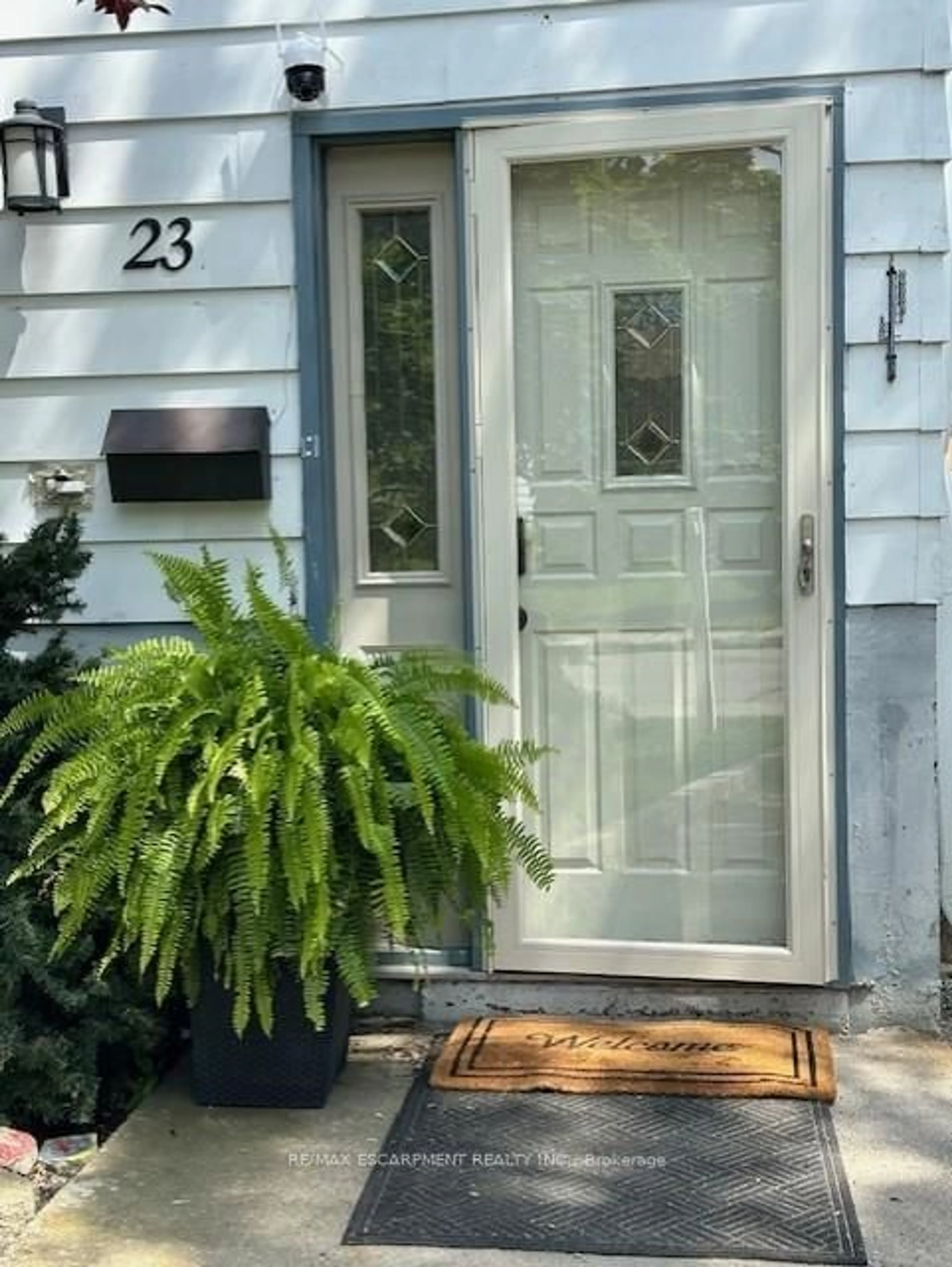 Indoor entryway for 23 Lamb Crt, Hamilton Ontario L8T 4S8