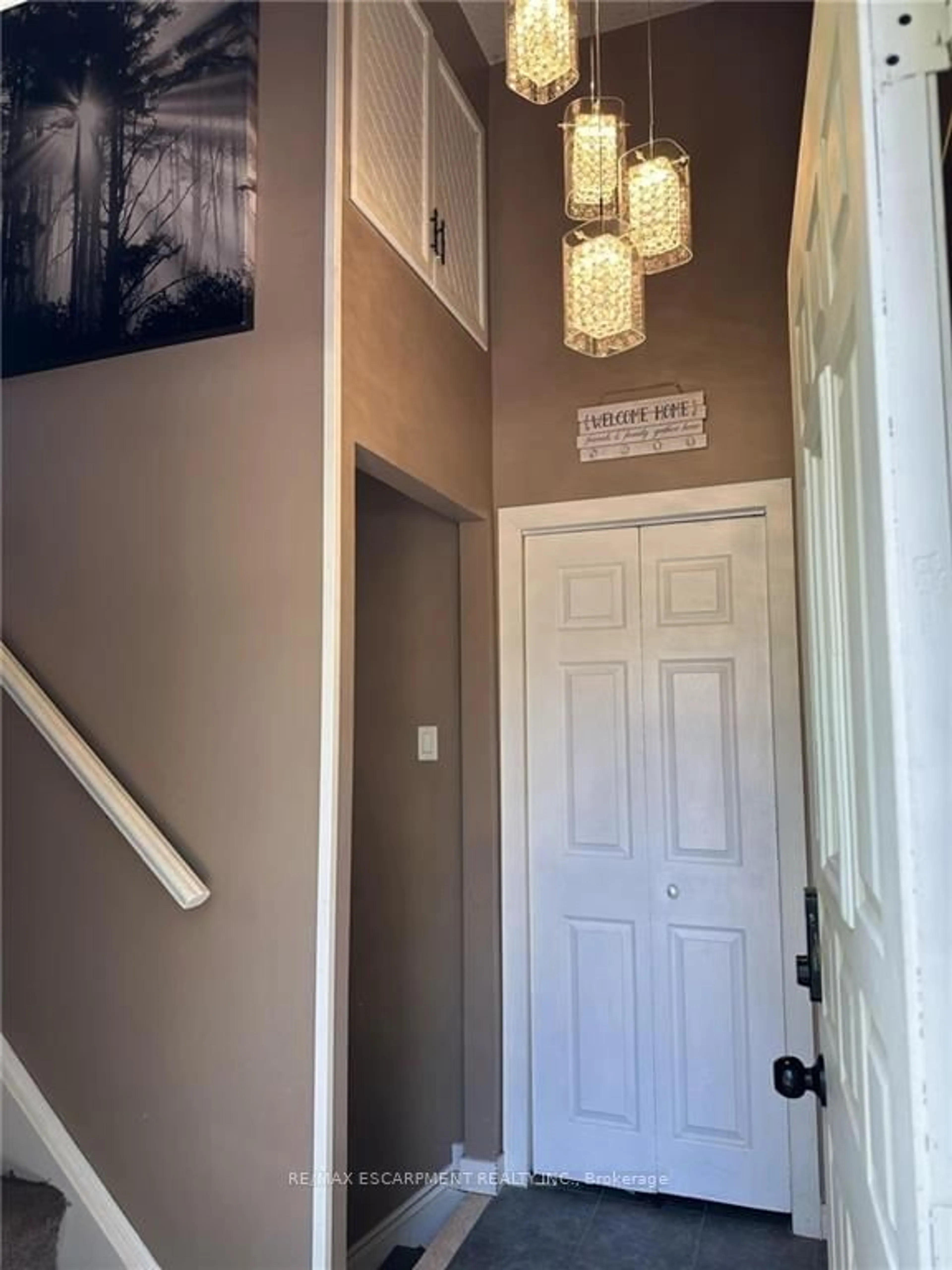 Indoor entryway for 23 Lamb Crt, Hamilton Ontario L8T 4S8