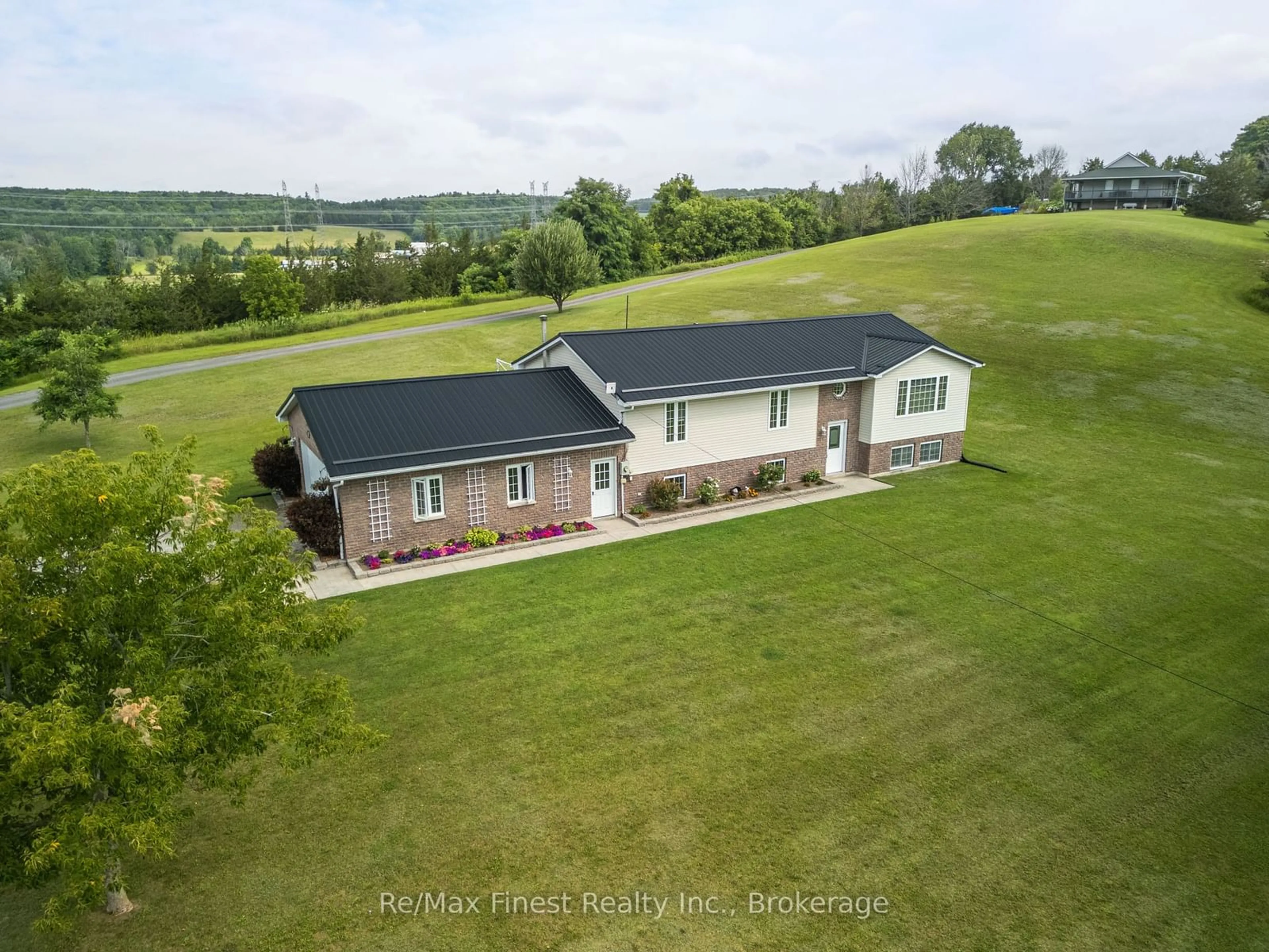 A pic from outside/outdoor area/front of a property/back of a property/a pic from drone, building for 140 Bonisteel Rd #B, Trenton Ontario K8V 5P8
