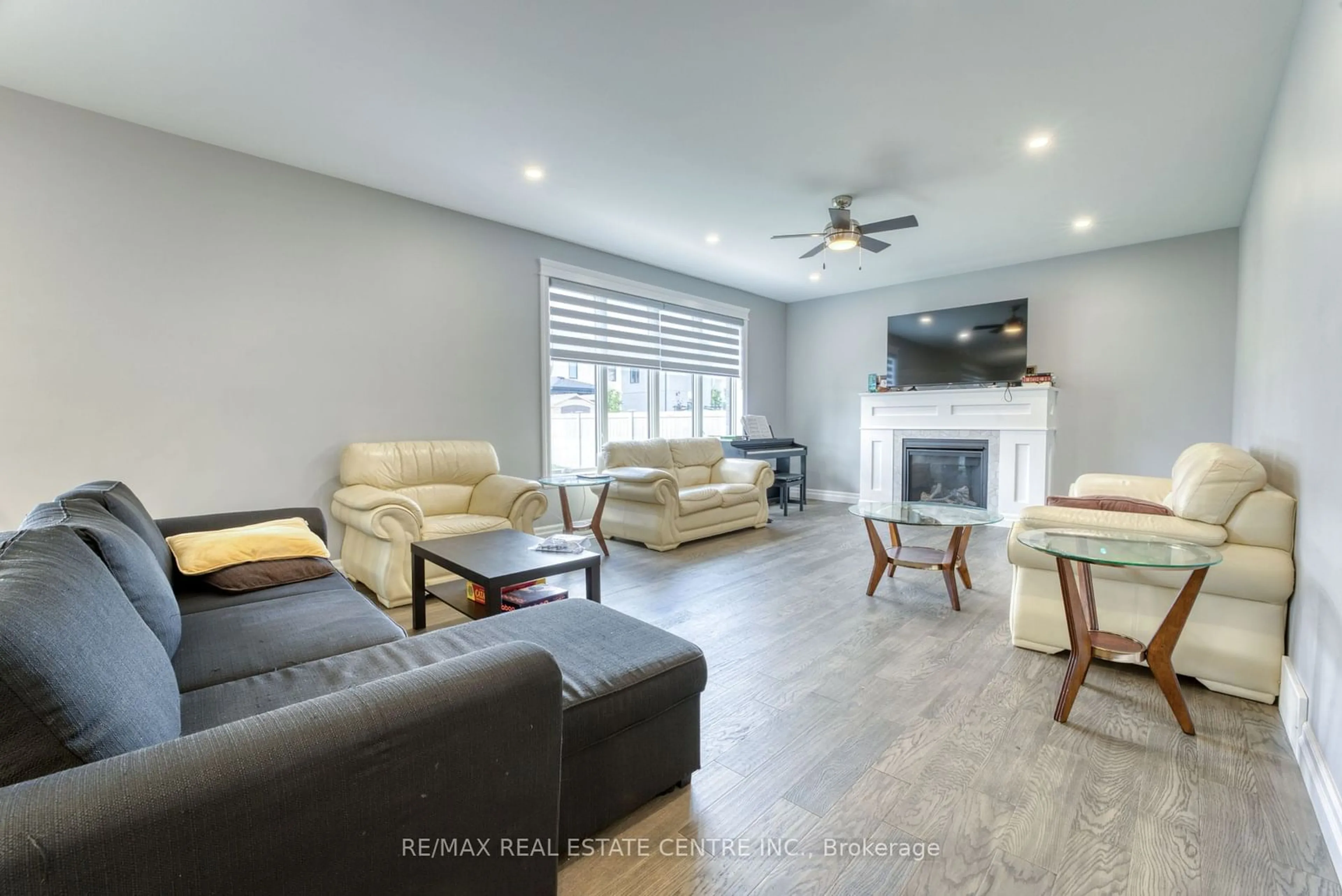 Living room for 362 Christine Ave, Lakeshore Ontario N0R 1A0