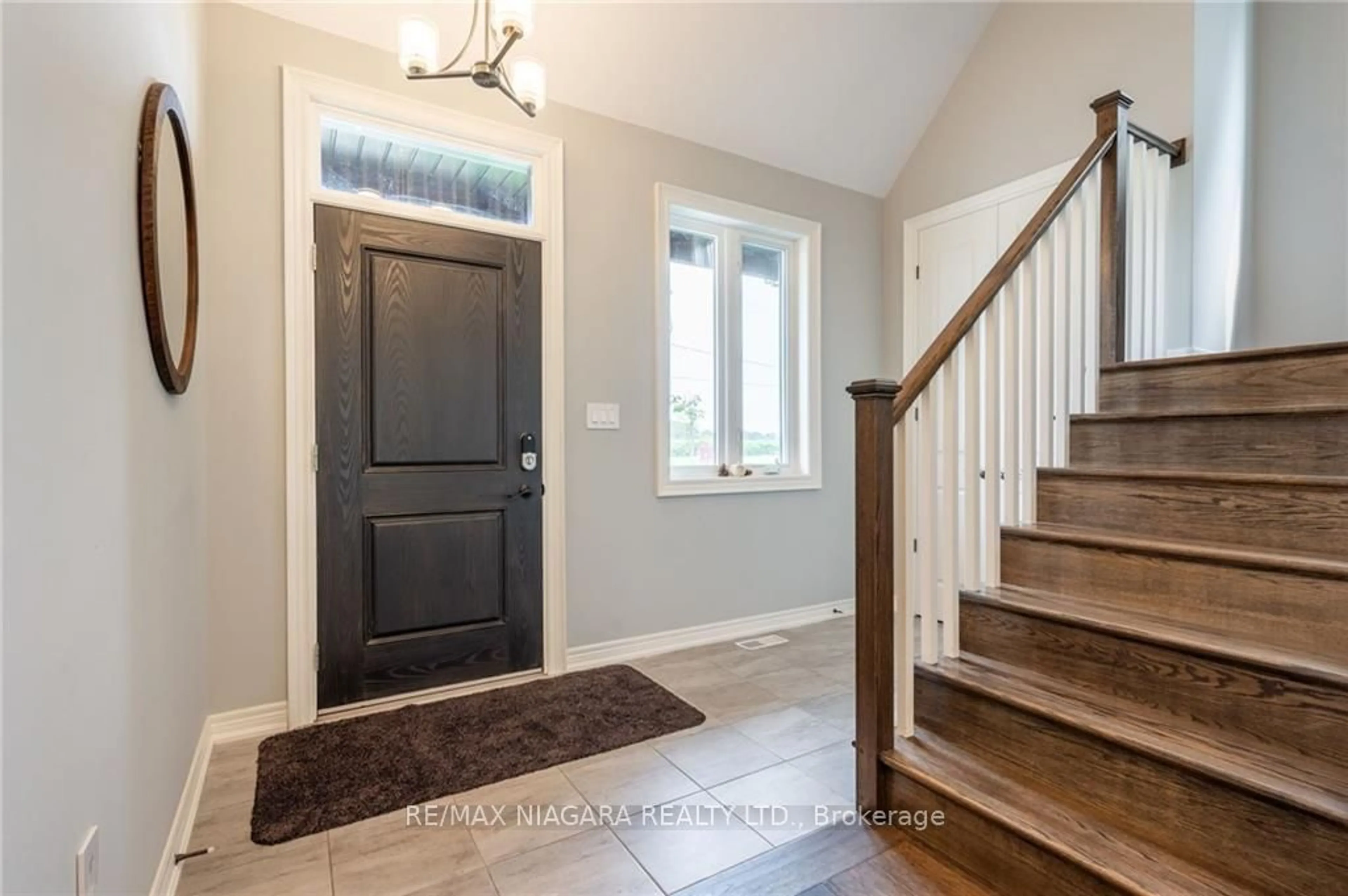 Indoor entryway, wood floors for 4098 Twenty Third St, Lincoln Ontario L0R 2C0