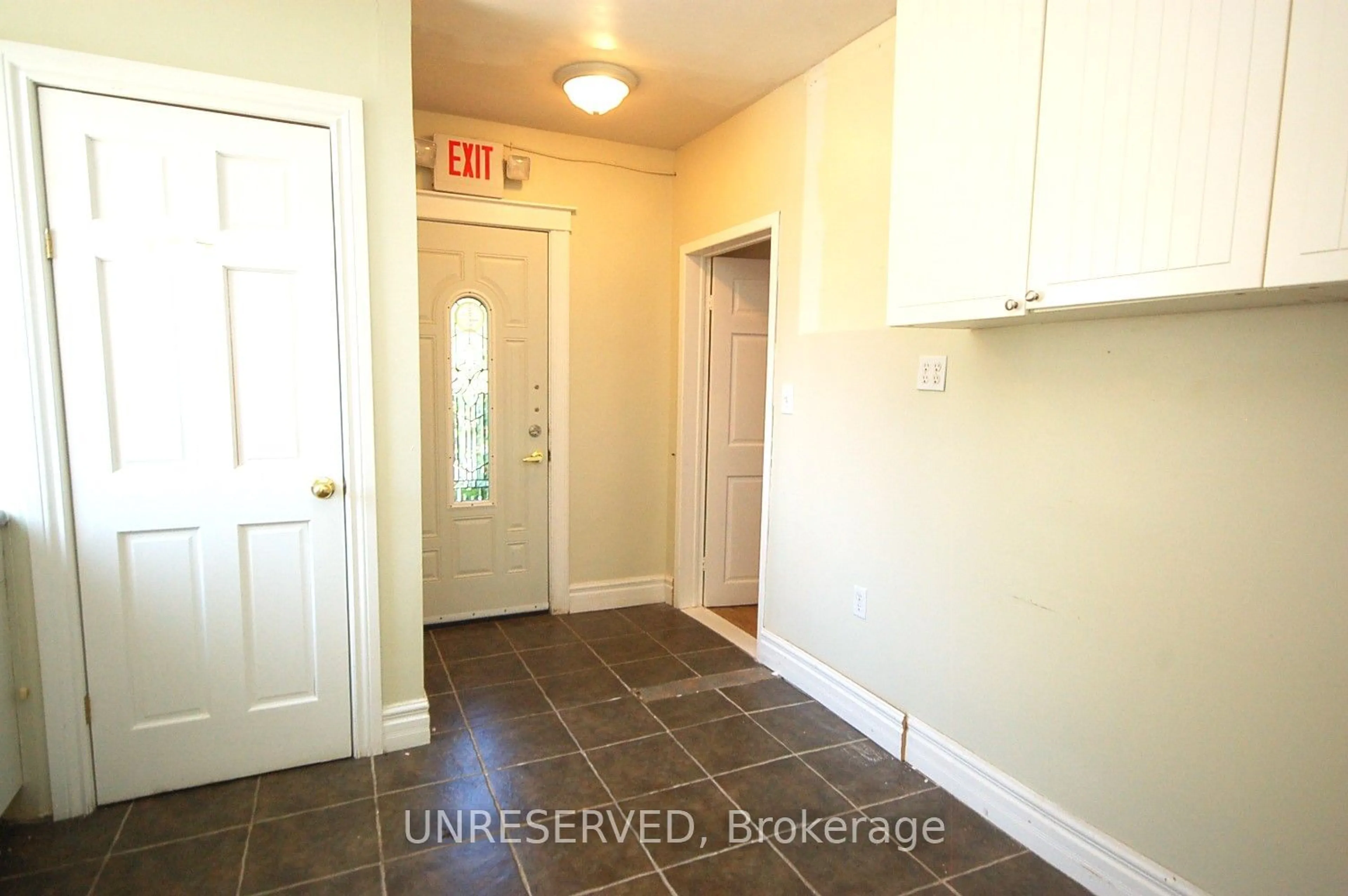 Indoor entryway, unknown floor for 1405 King St, Cambridge Ontario N3H 3R3