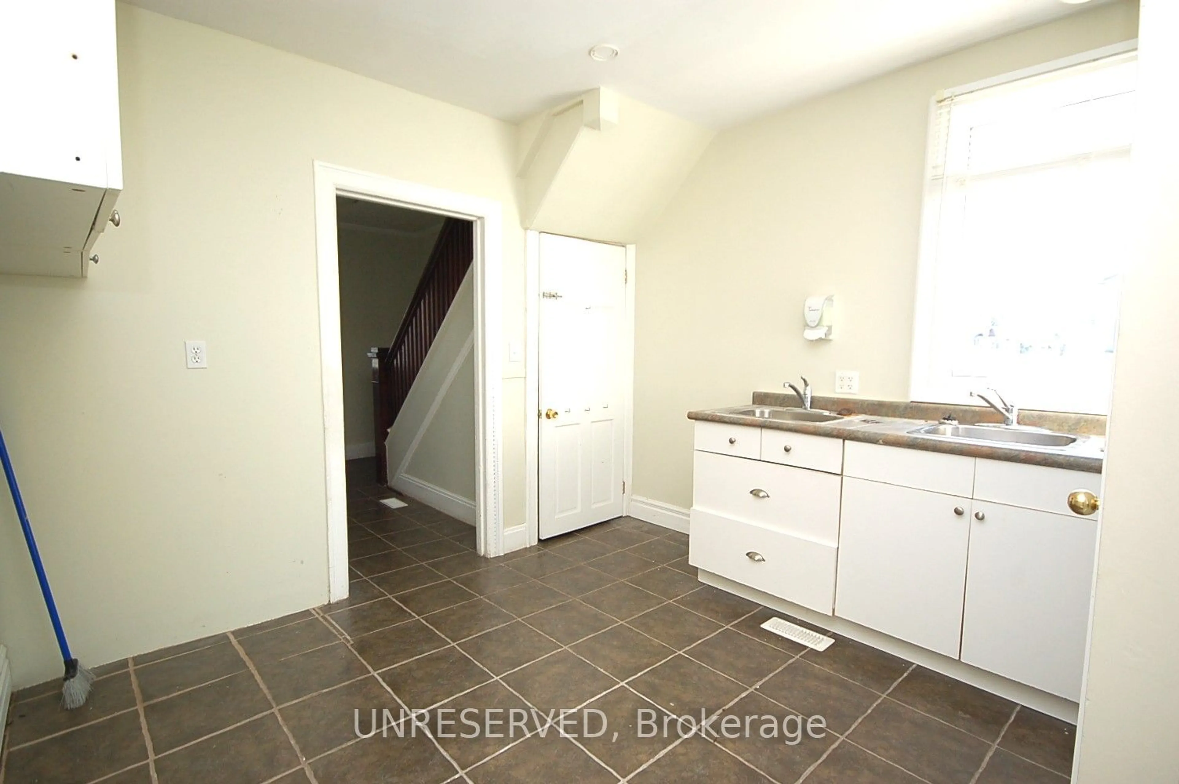 Unknown indoor space, unknown floor for 1405 King St, Cambridge Ontario N3H 3R3