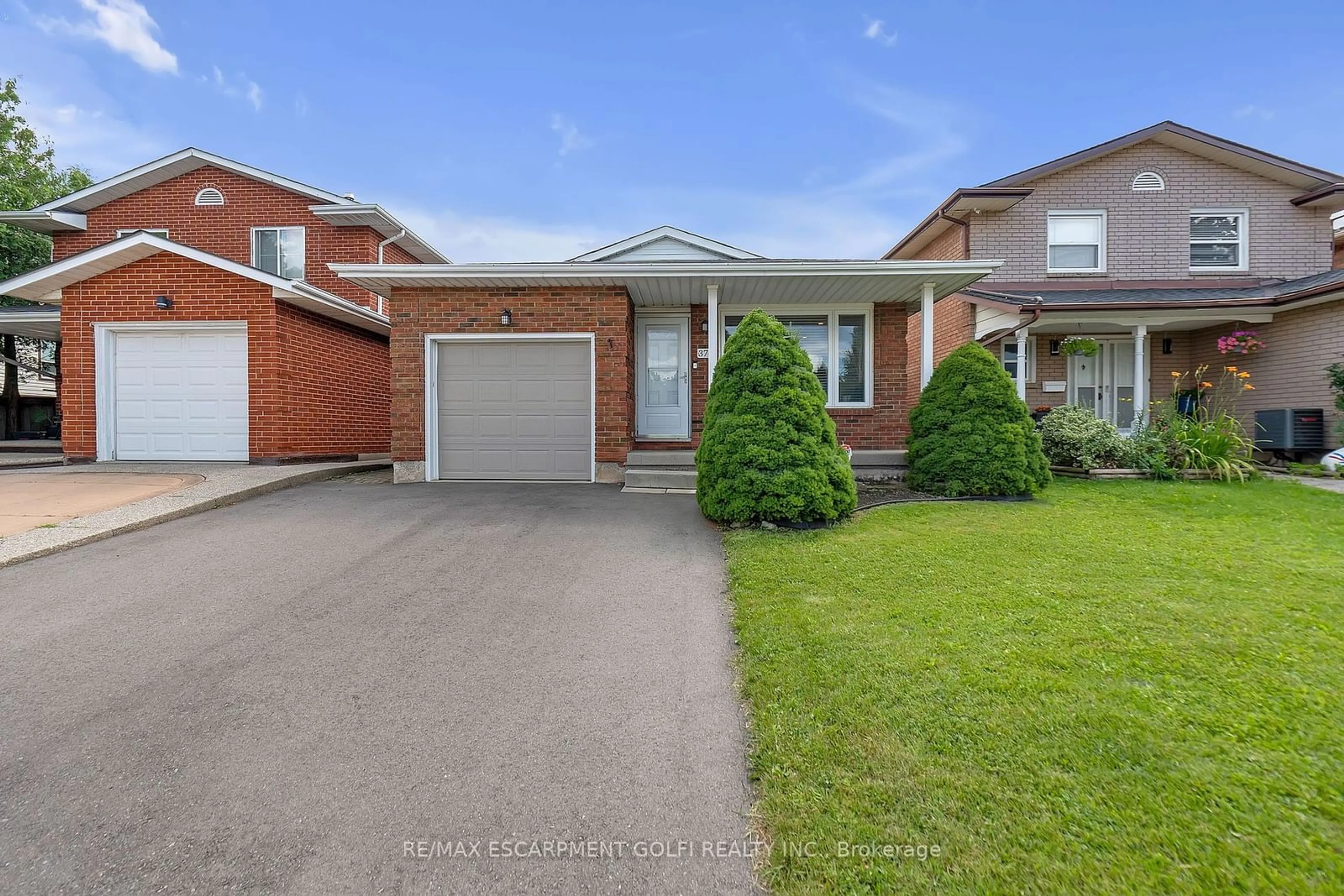 Frontside or backside of a home for 374 Limeridge Rd, Hamilton Ontario L9A 2S7