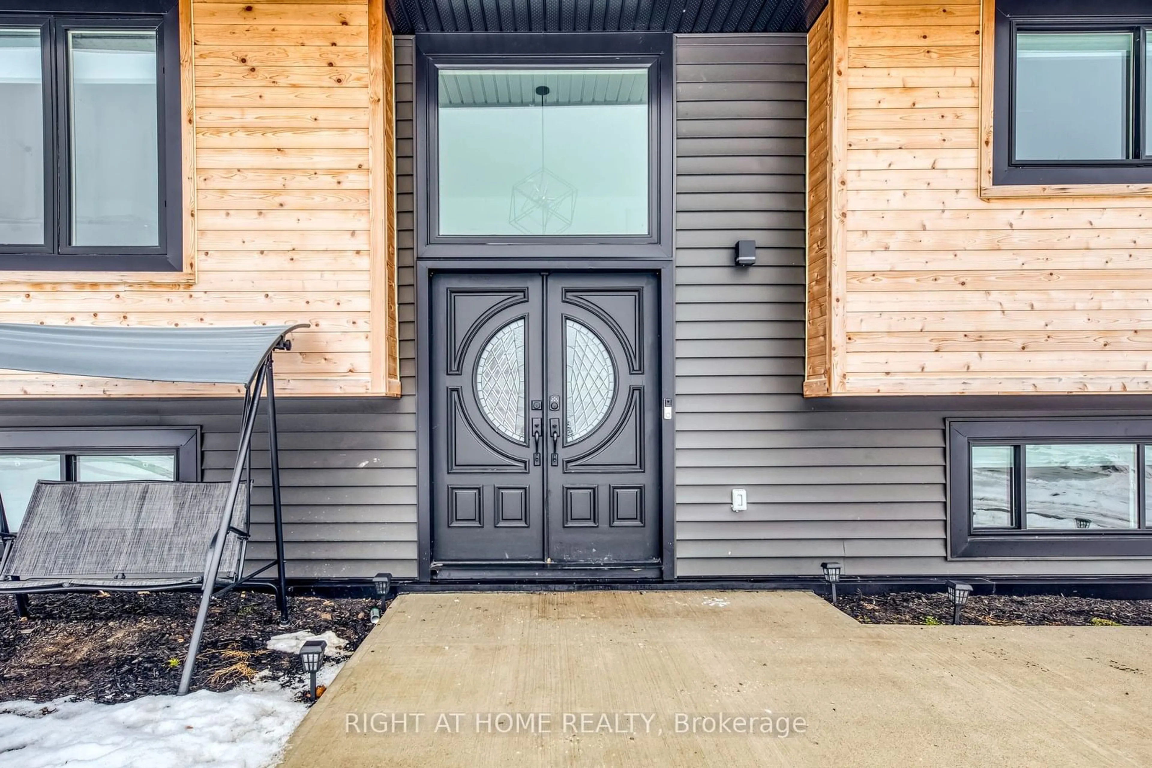 Indoor entryway for 146 7th Concession Rd, Hamilton Ontario L8B 1T3