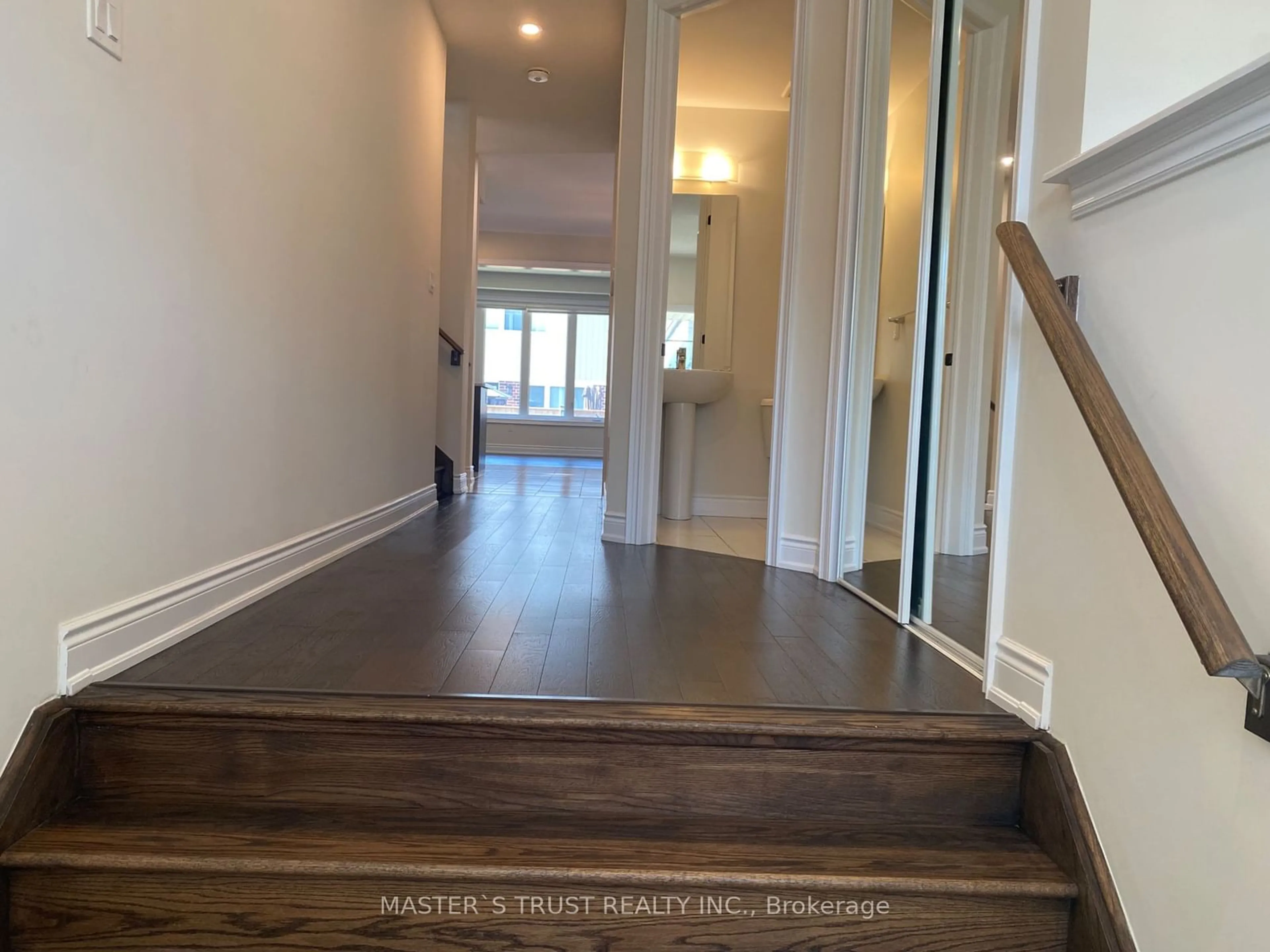 Indoor entryway for 8647 PAWPAW Lane, Niagara Falls Ontario L2H 3S5