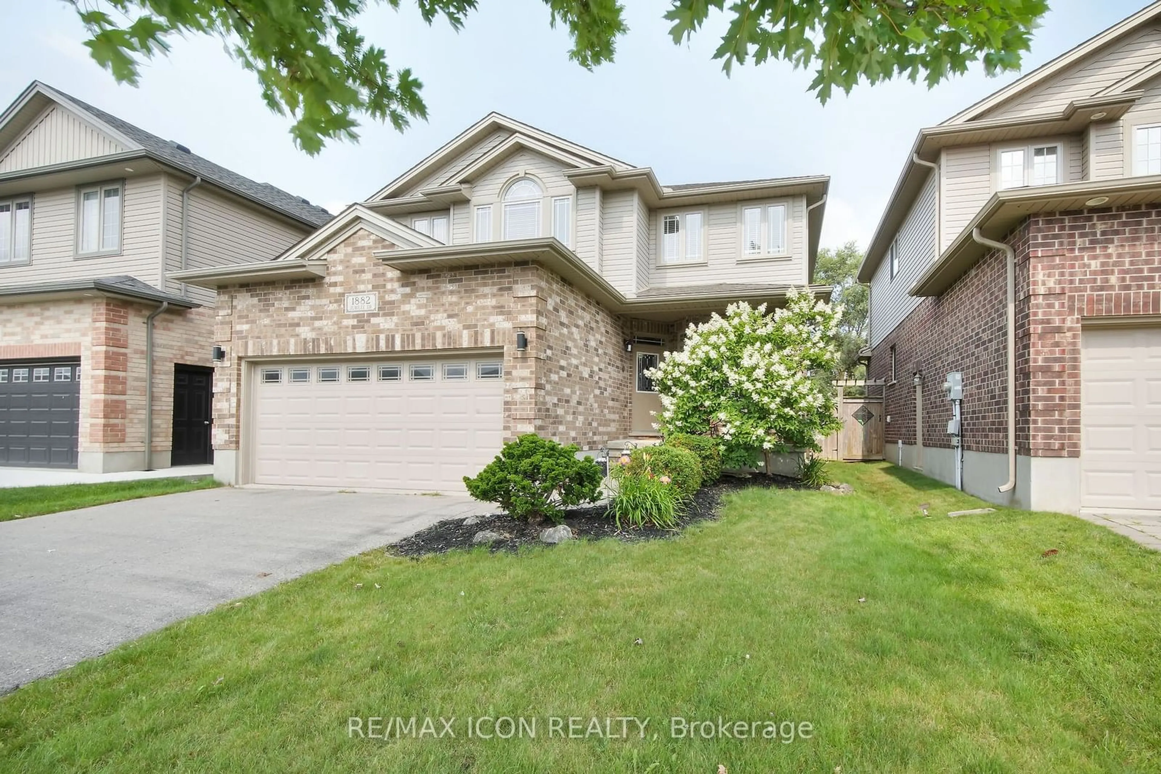 Frontside or backside of a home, cottage for 1882 Jubilee Dr, London Ontario N6G 0H6