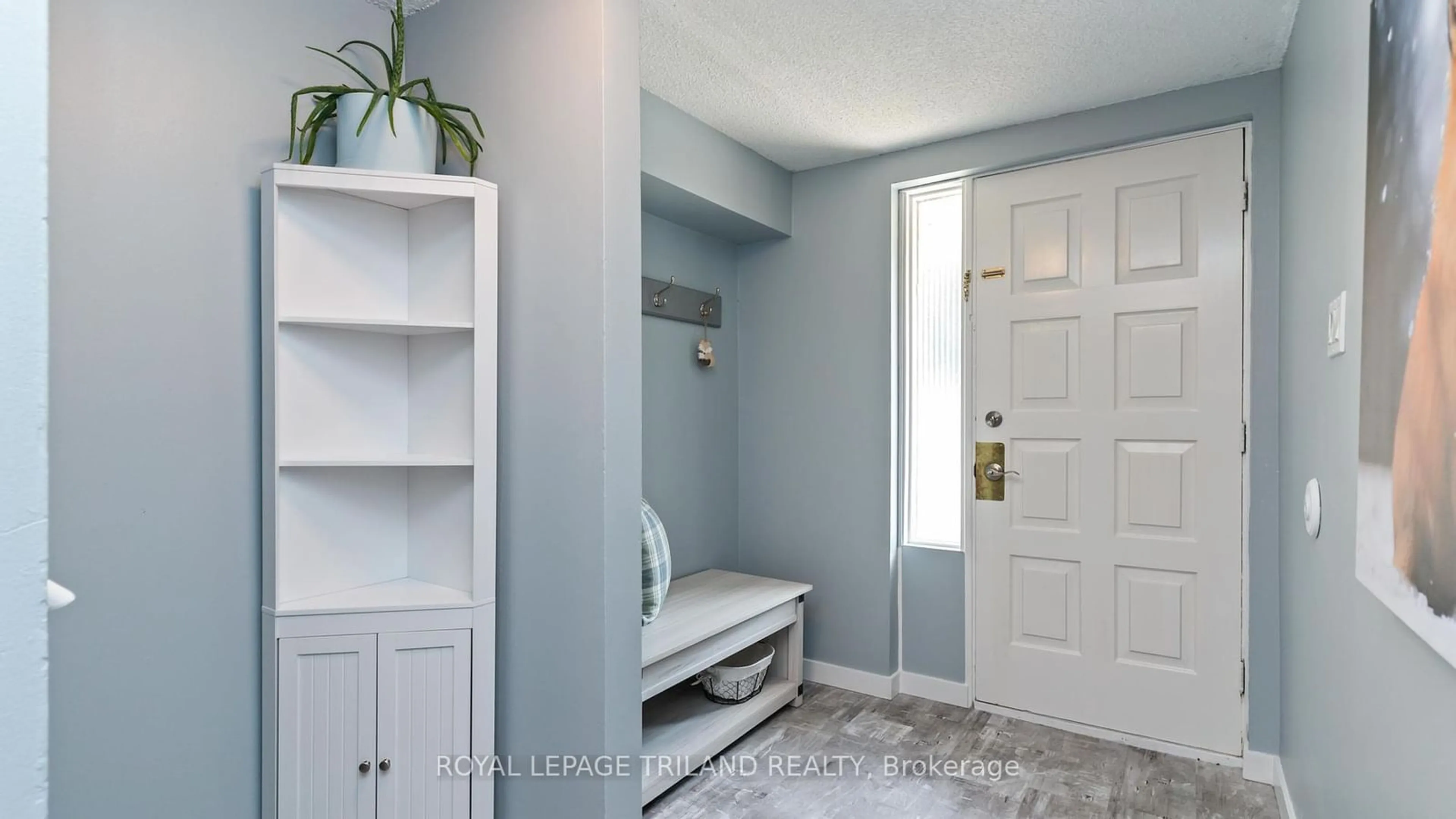 Indoor entryway for 700 Osgoode Dr #154, London Ontario N6E 2H1