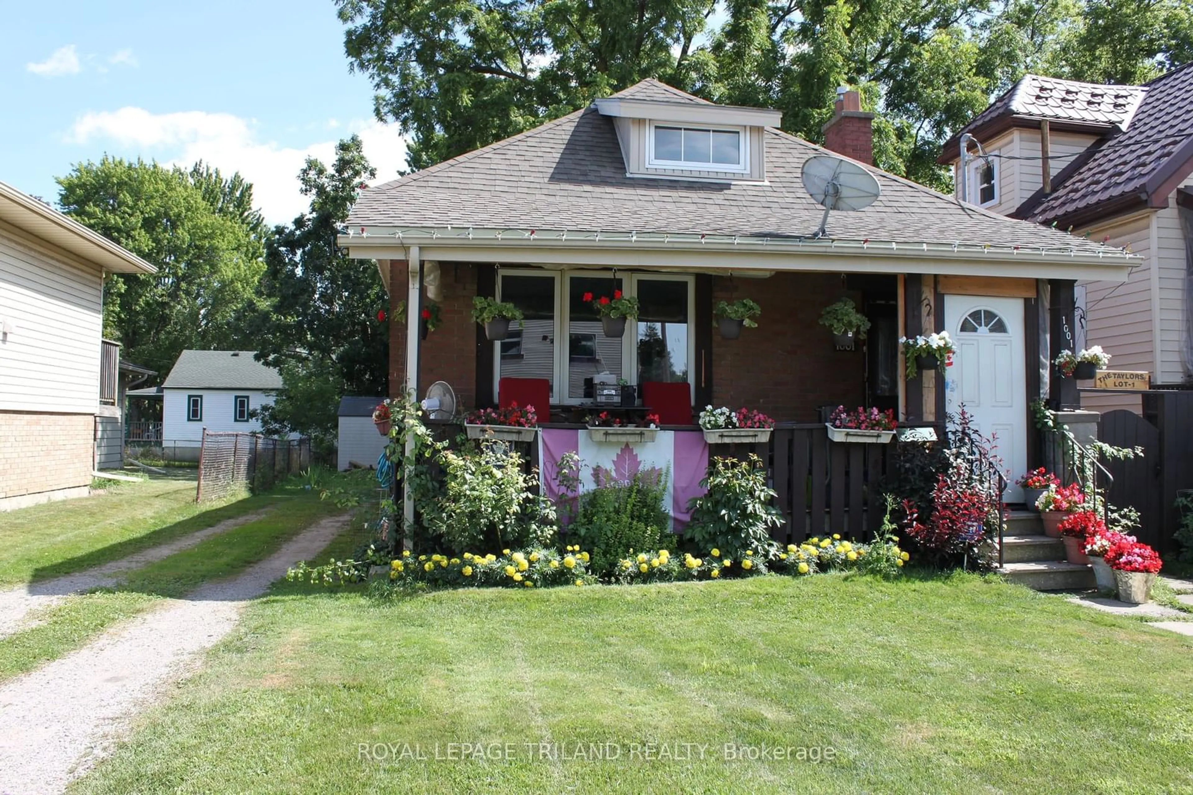 Frontside or backside of a home for 1001 Oxford St, London Ontario N5Y 3K6