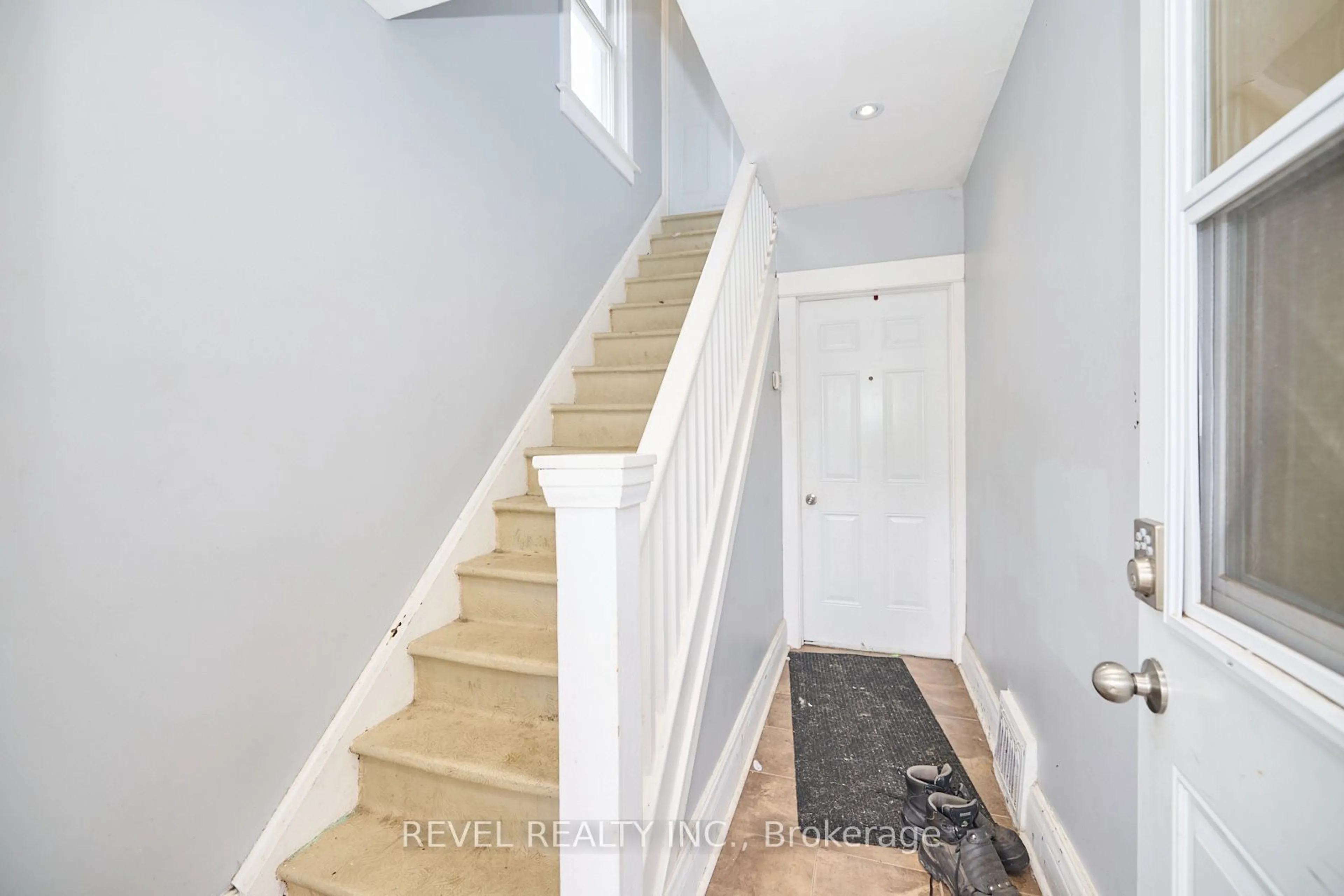 Stairs for 41 Albert St, Welland Ontario L3B 4L1