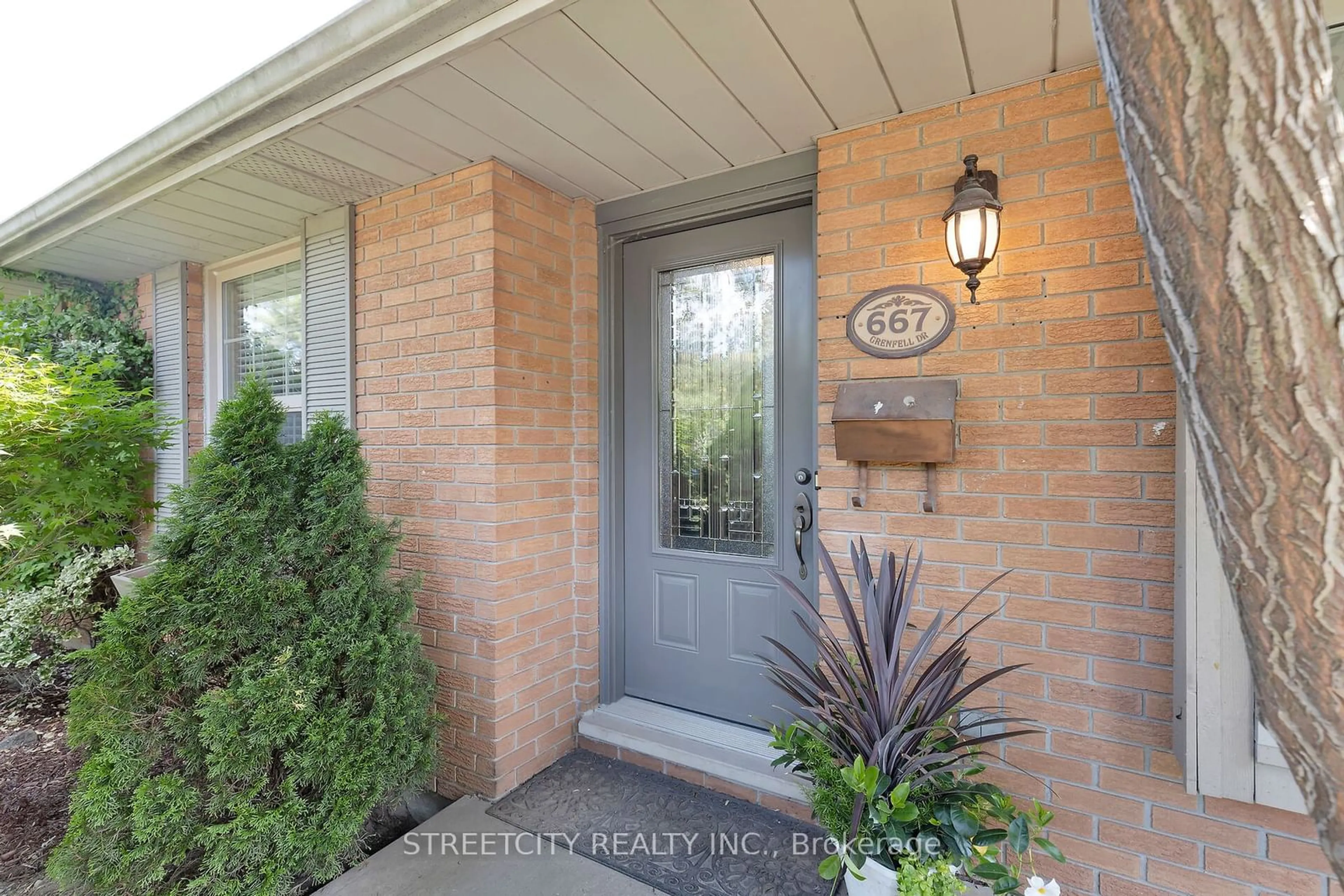 Indoor entryway for 667 Grenfell Dr, London Ontario N5X 2C4