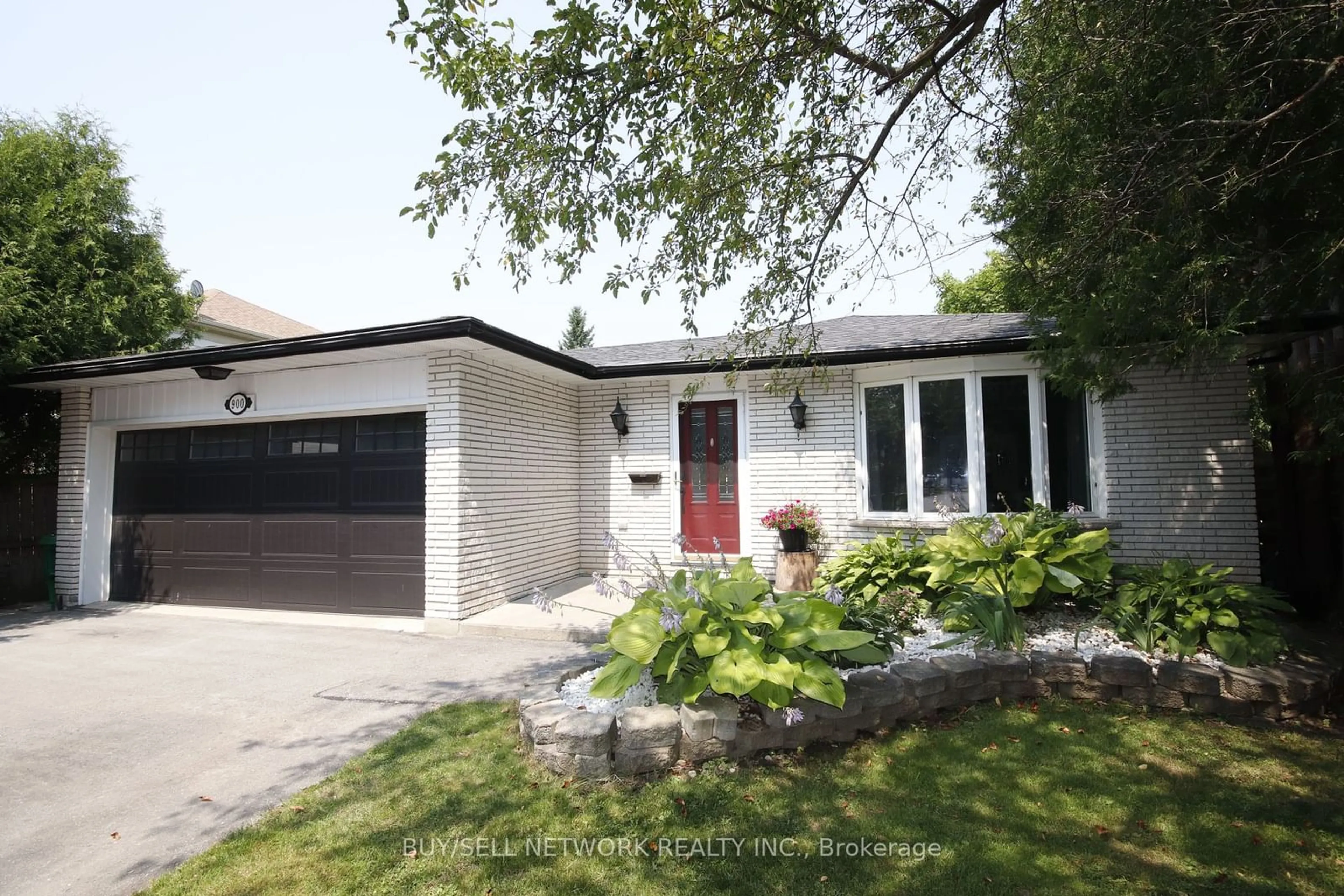 Home with brick exterior material for 900 Wedgewood Crt, Peterborough Ontario K9J 7T9